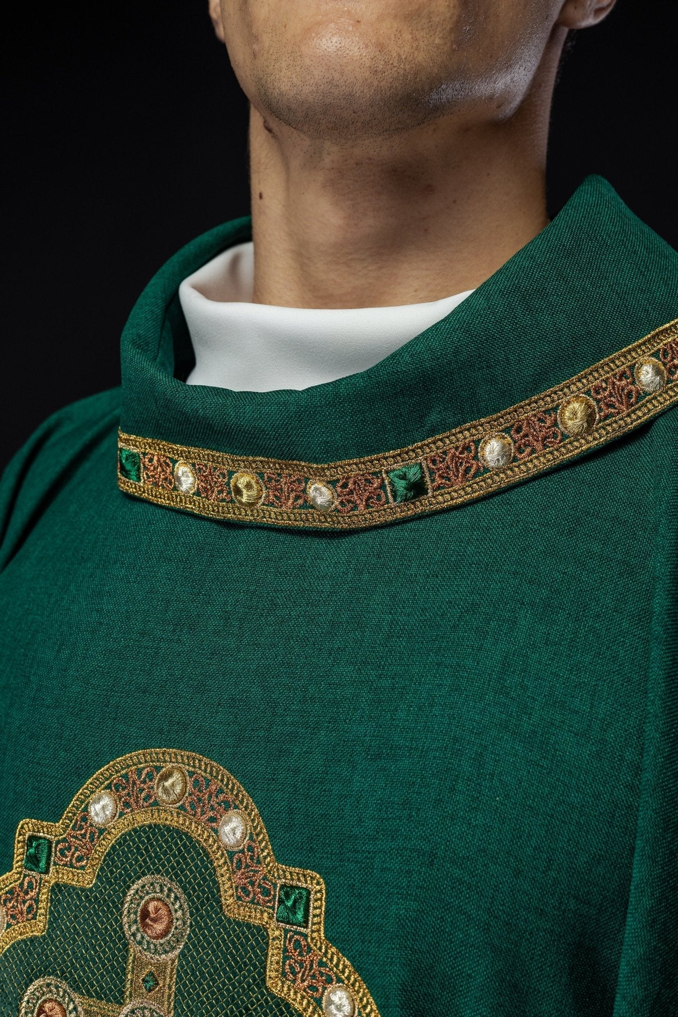 Chasuble in green with embroidered piping on the collar and around the embroidery of the cros S - 7066 - 01 - 70 - HAFTINAUSA.COM