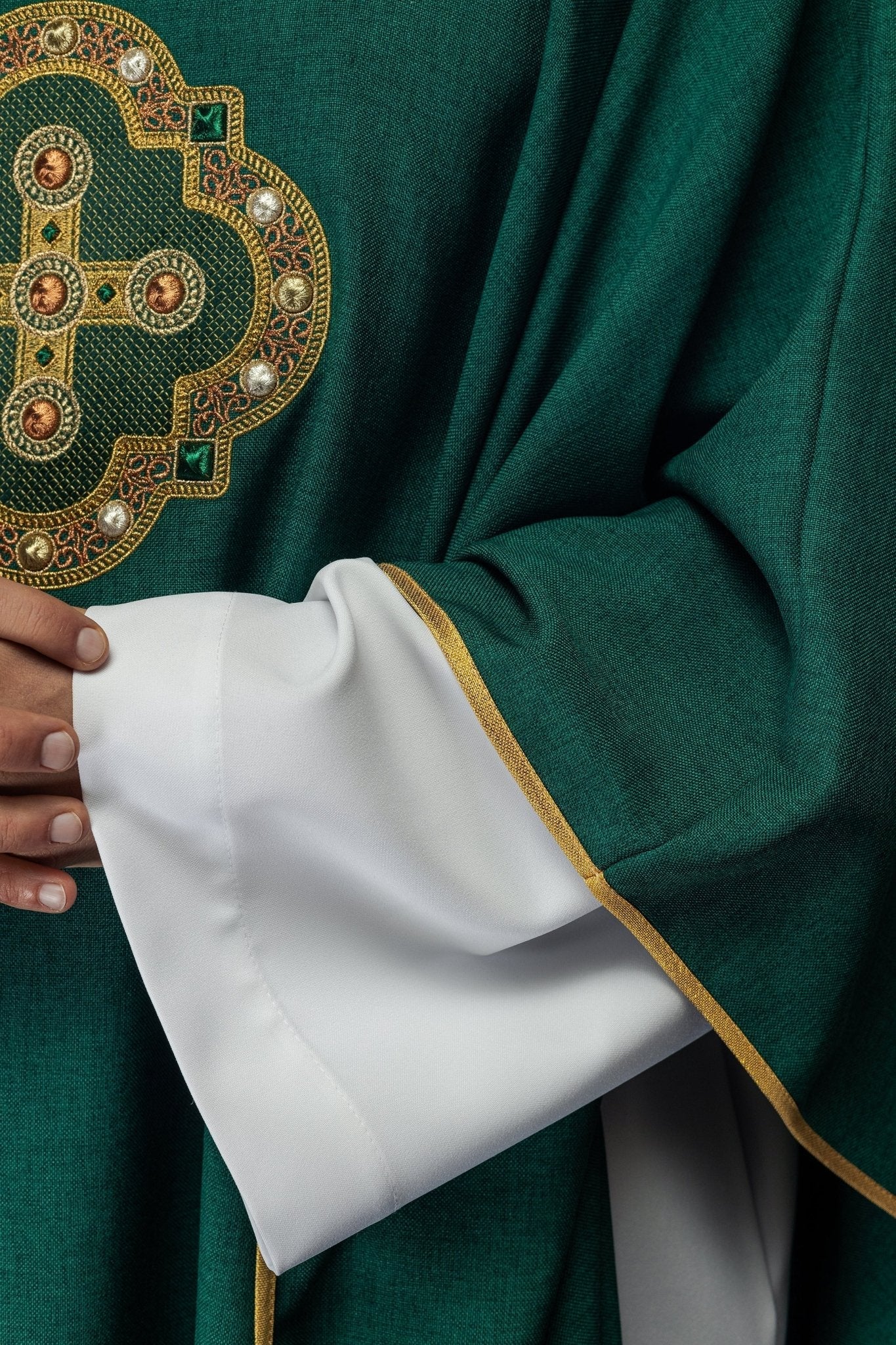 Chasuble in green with embroidered piping on the collar and around the embroidery of the cros S - 7066 - 01 - 70 - HAFTINAUSA.COM