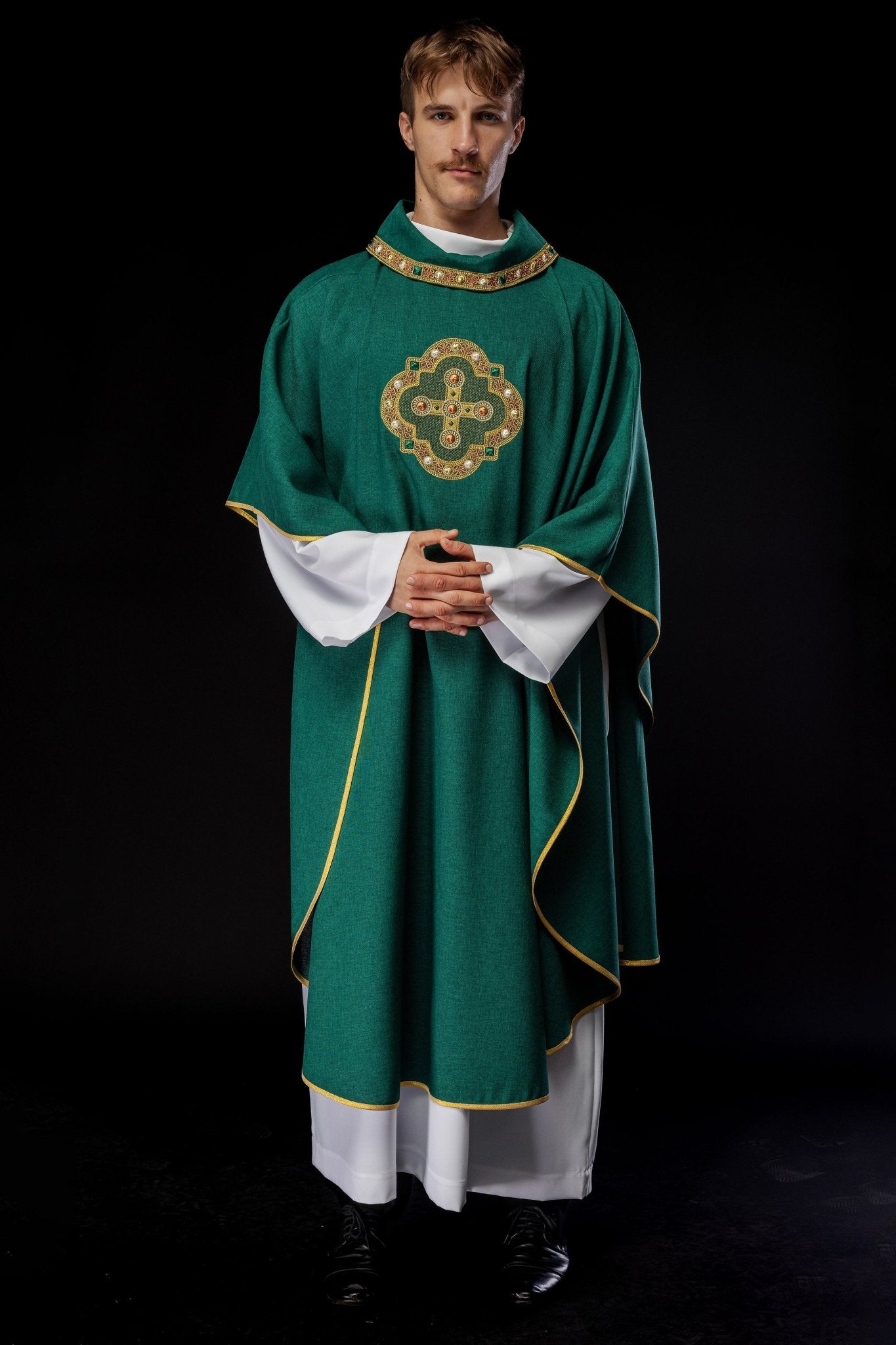 Chasuble in green with embroidered piping on the collar and around the embroidery of the cros S - 7066 - 01 - 70 - HAFTINAUSA.COM