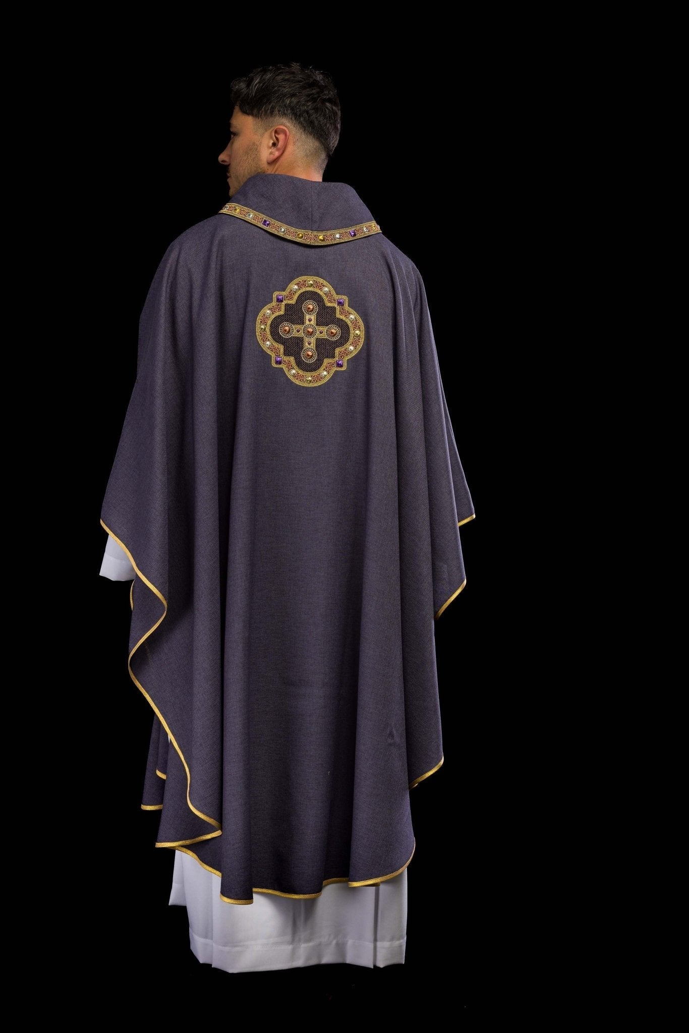 Chasuble in purple with embroidered piping on the collar and around the embroidery of the cros S - 7066 - 03 - 70 - HAFTINAUSA.COM