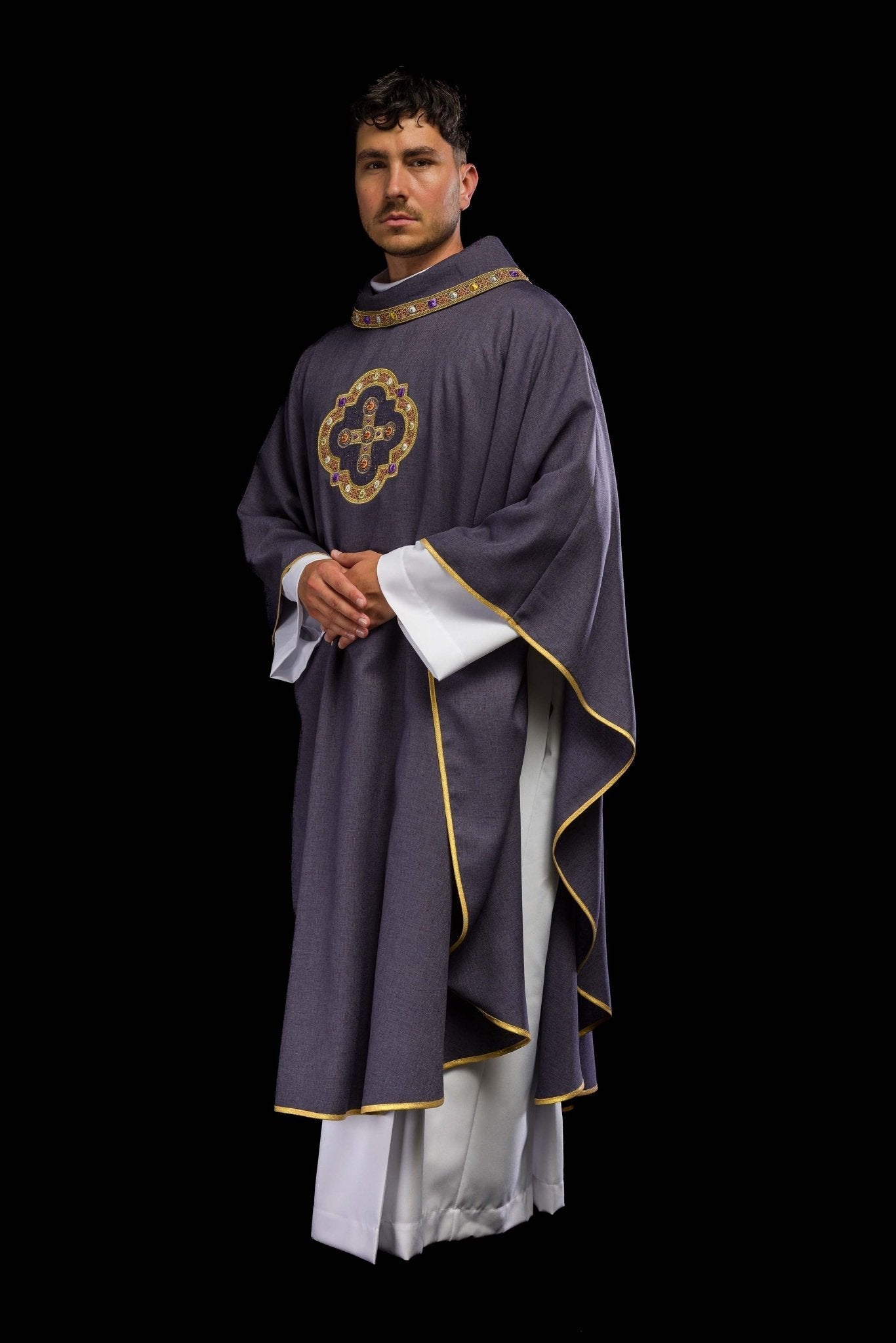 Chasuble in purple with embroidered piping on the collar and around the embroidery of the cros S - 7066 - 03 - 70 - HAFTINAUSA.COM