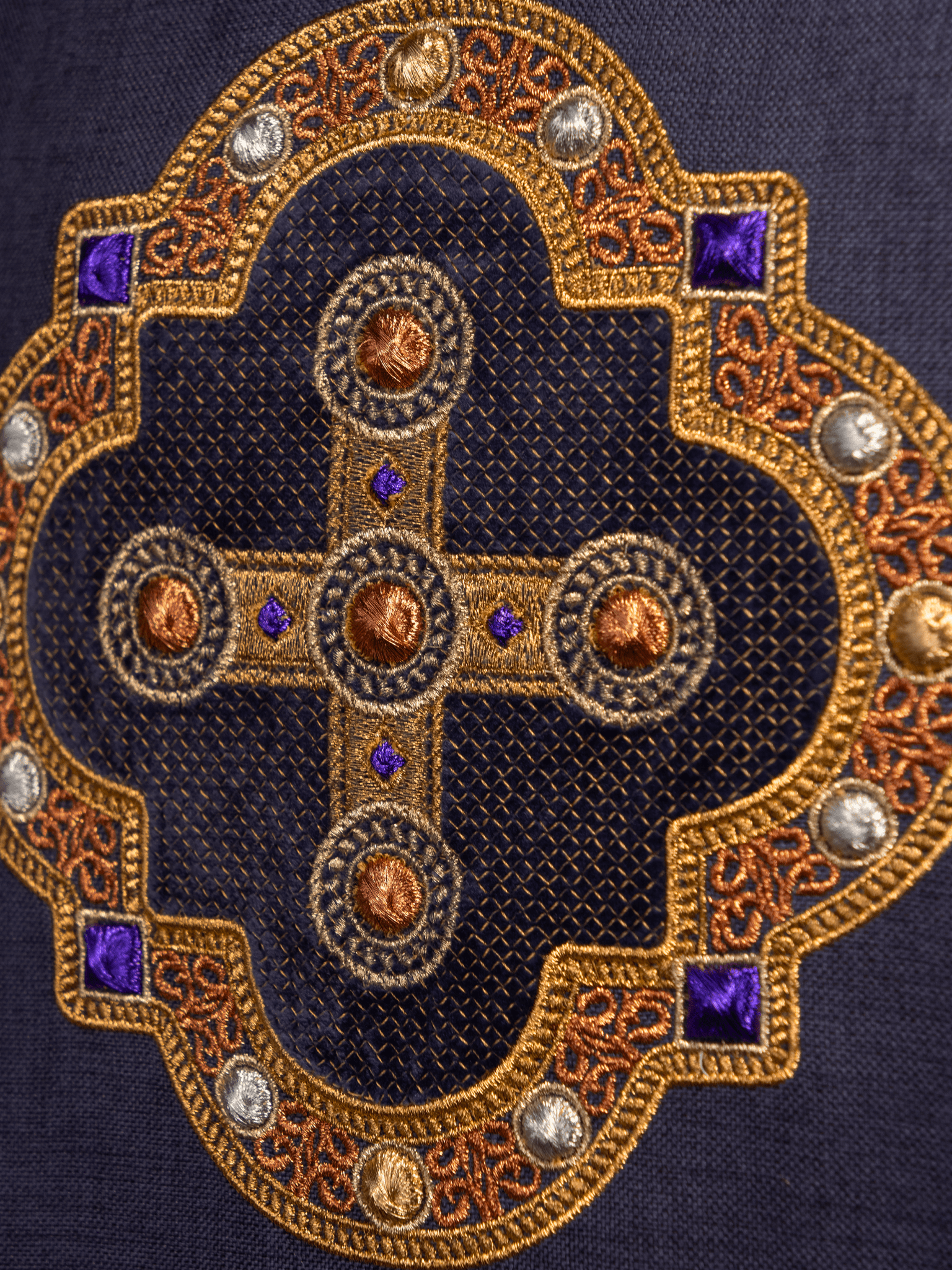 Chasuble in purple with embroidered piping on the collar and around the embroidery of the cros S - 7066 - 03 - 70 - HAFTINAUSA.COM