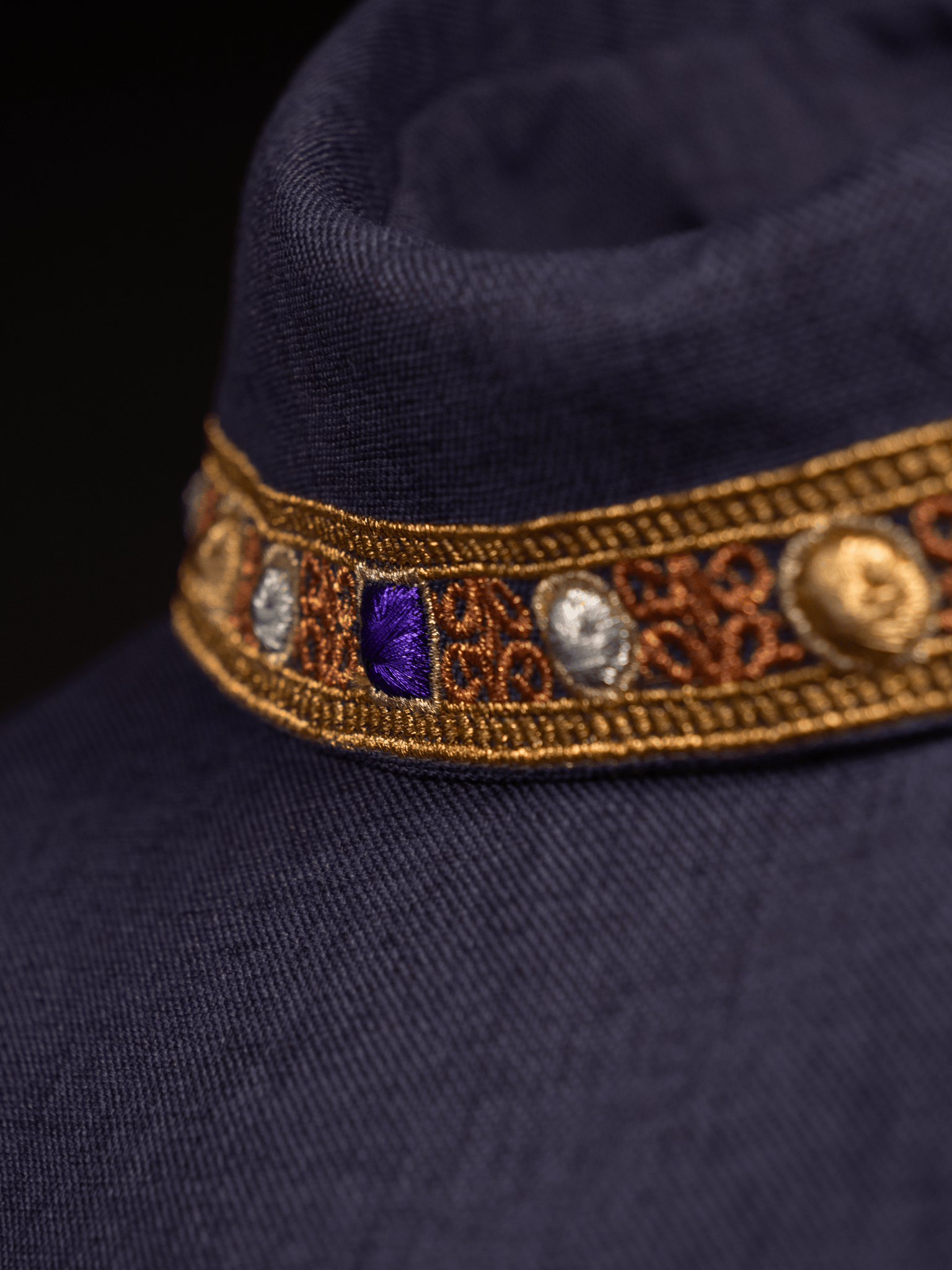 Chasuble in purple with embroidered piping on the collar and around the embroidery of the cros S - 7066 - 03 - 70 - HAFTINAUSA.COM