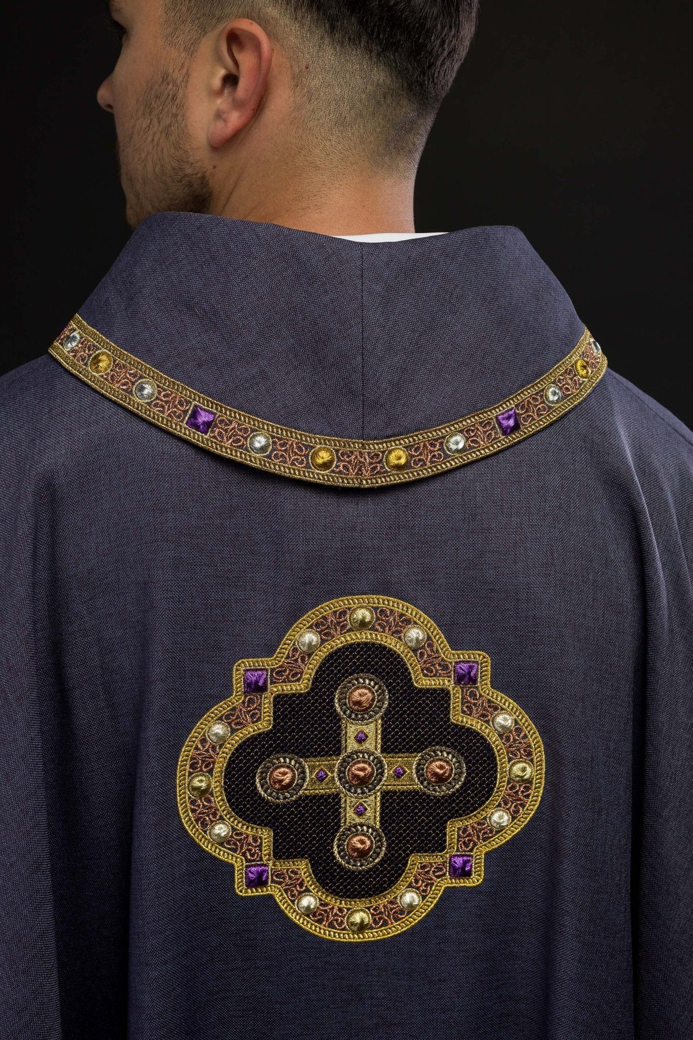 Chasuble in purple with embroidered piping on the collar and around the embroidery of the cros S - 7066 - 03 - 70 - HAFTINAUSA.COM