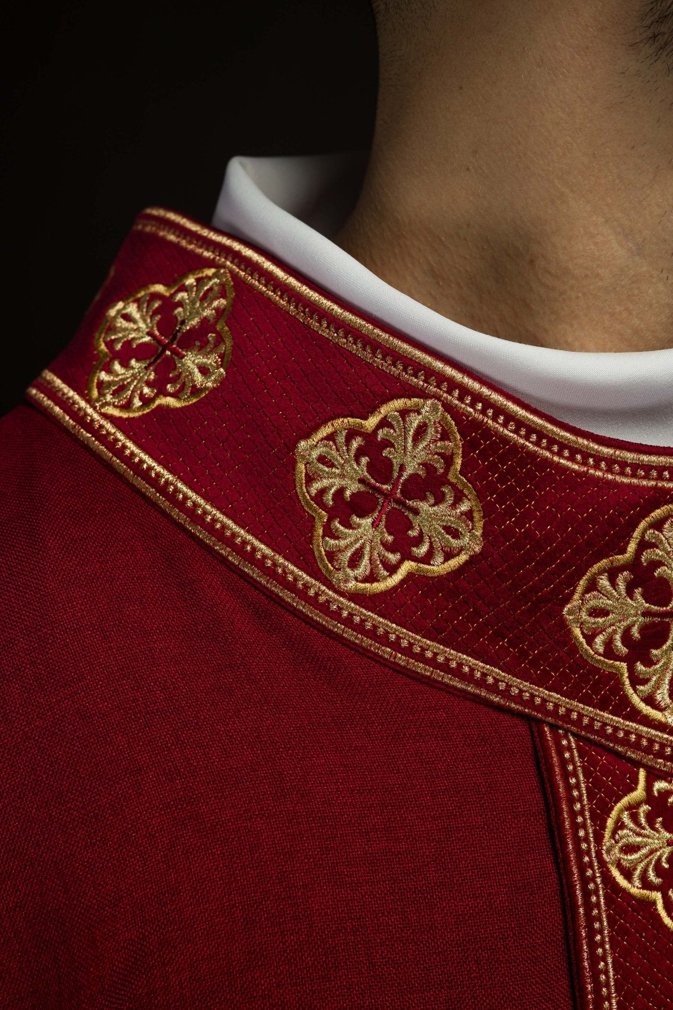 Chasuble in red with embroidered belt and crosses on the collar S-7069-02-70 - CHASUBLES.COM