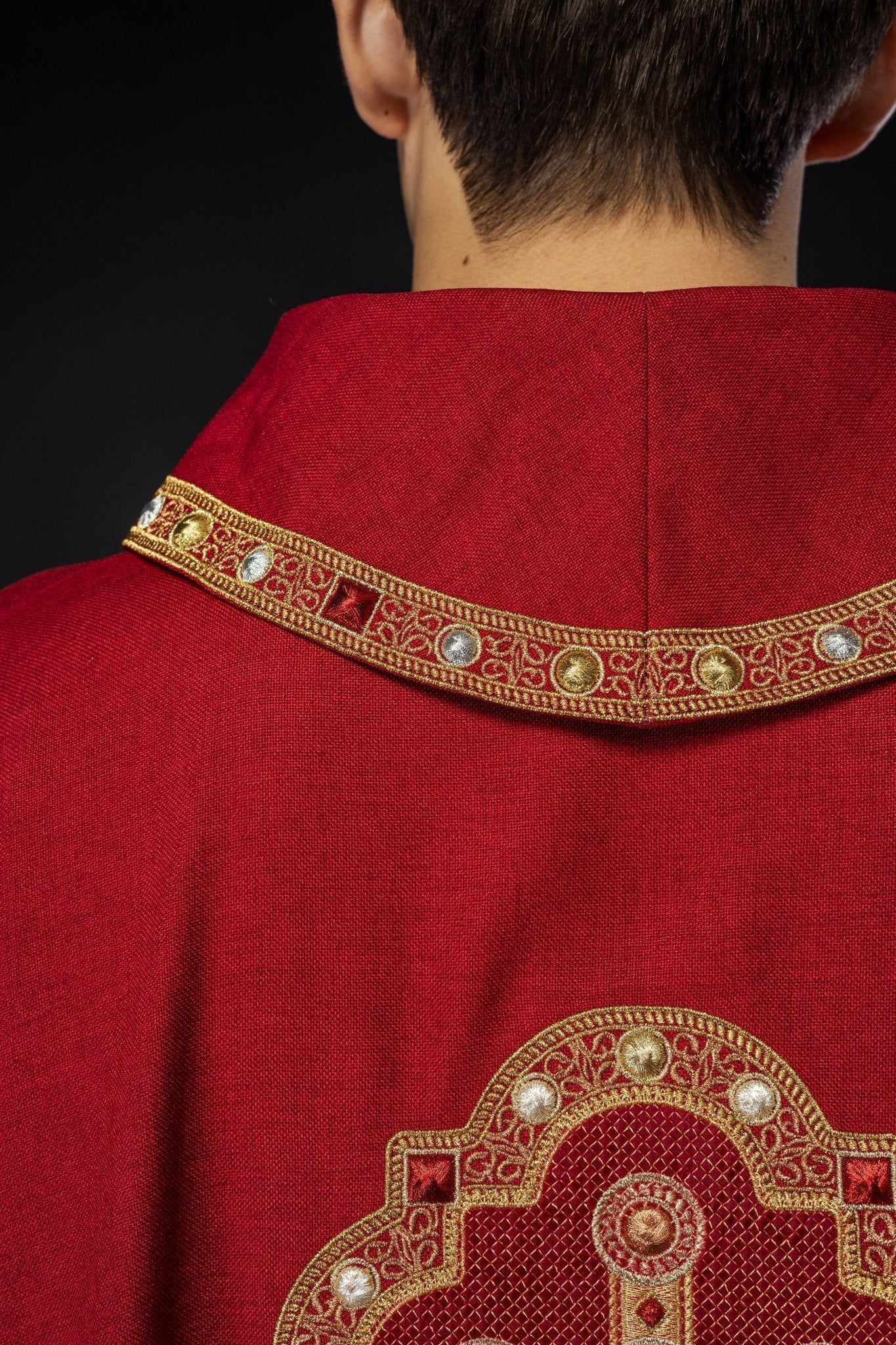 Chasuble in red with embroidered piping on the collar and around the embroidery of the cros S - 7066 - 02 - 70 - HAFTINAUSA.COM
