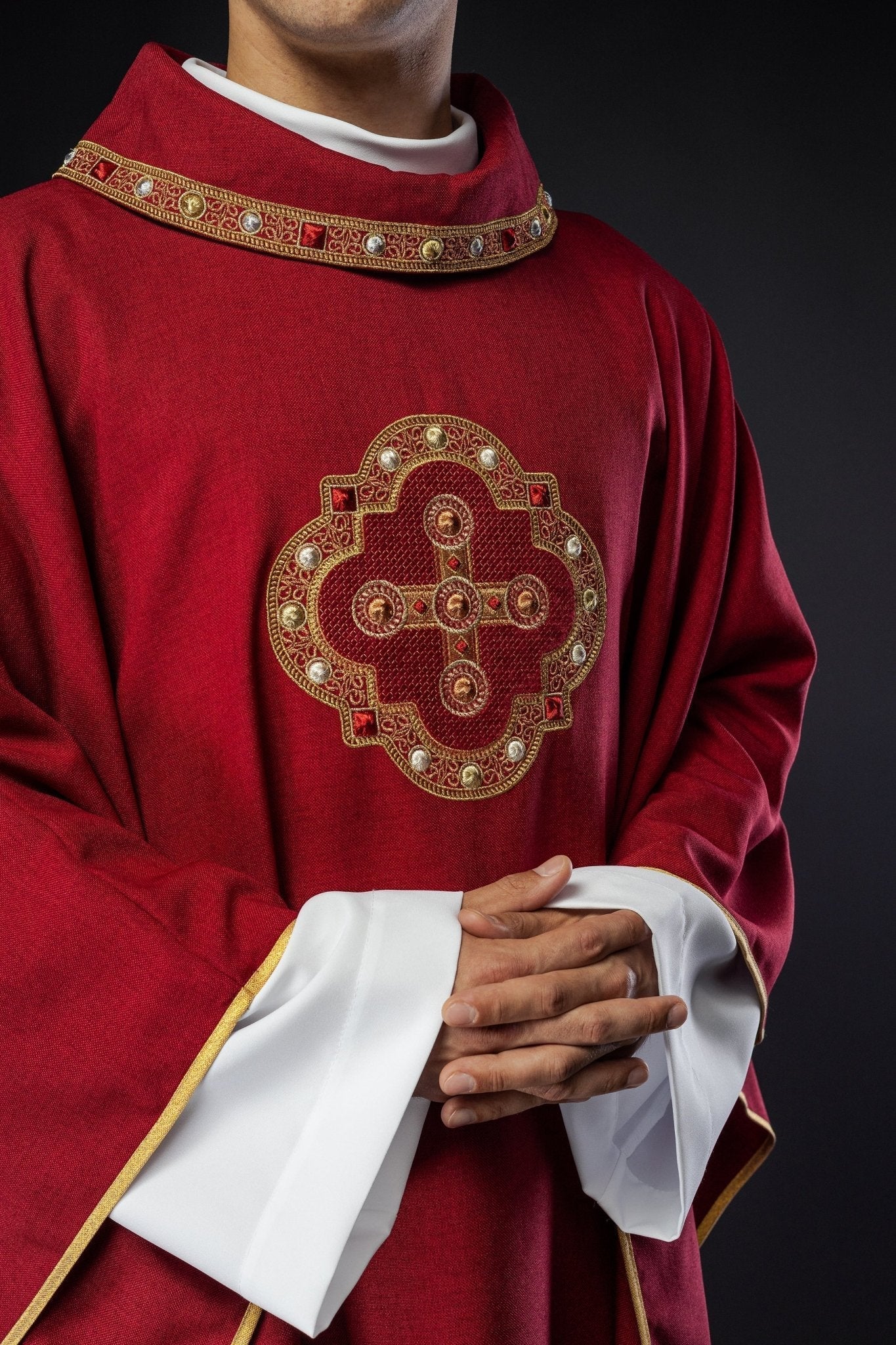 Chasuble in red with embroidered piping on the collar and around the embroidery of the cros S - 7066 - 02 - 70 - HAFTINAUSA.COM