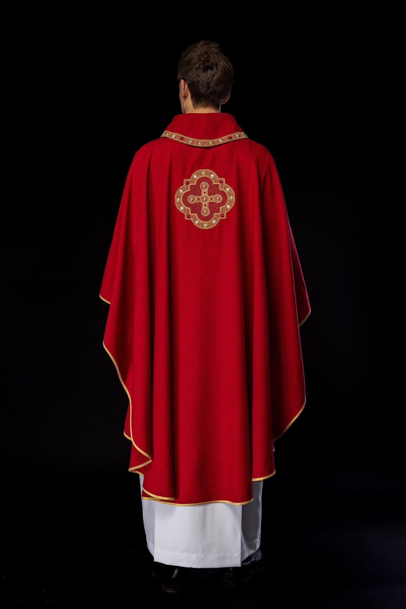 Chasuble in red with embroidered piping on the collar and around the embroidery of the cros S - 7066 - 02 - 70 - HAFTINAUSA.COM