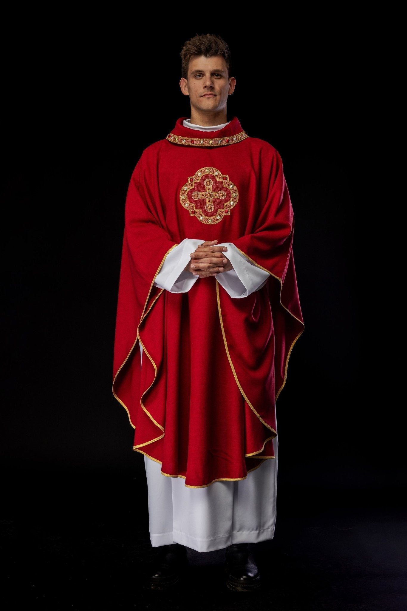 Chasuble in red with embroidered piping on the collar and around the embroidery of the cros S - 7066 - 02 - 70 - HAFTINAUSA.COM