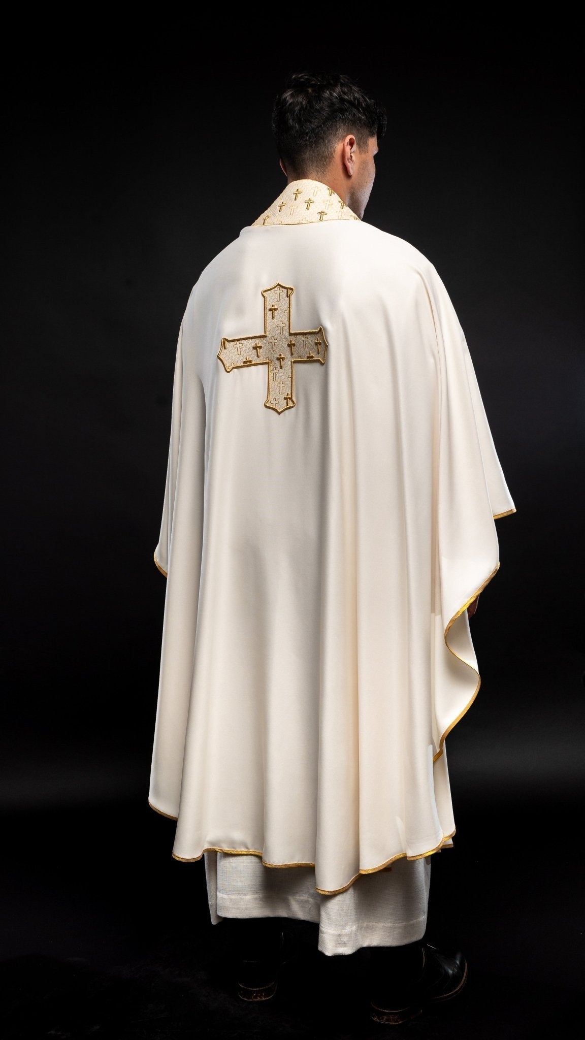 Chasuble made of ecru texture with gold cross embroidery on collar S - 7061 - 05 - 53 - HAFTINAUSA.COM