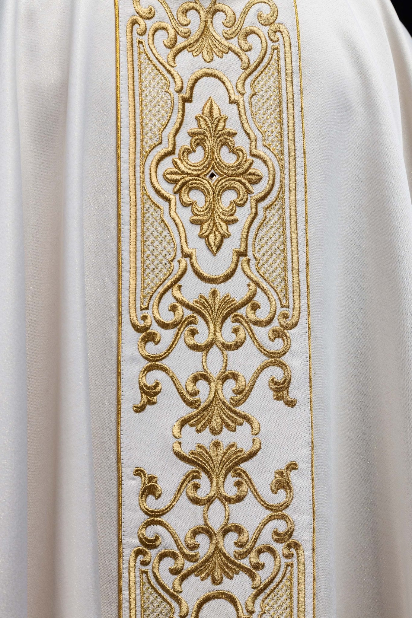Chasuble made of shiny fabric with rich gold embroidery at the waist LE/7021/05 - CHASUBLES.COM