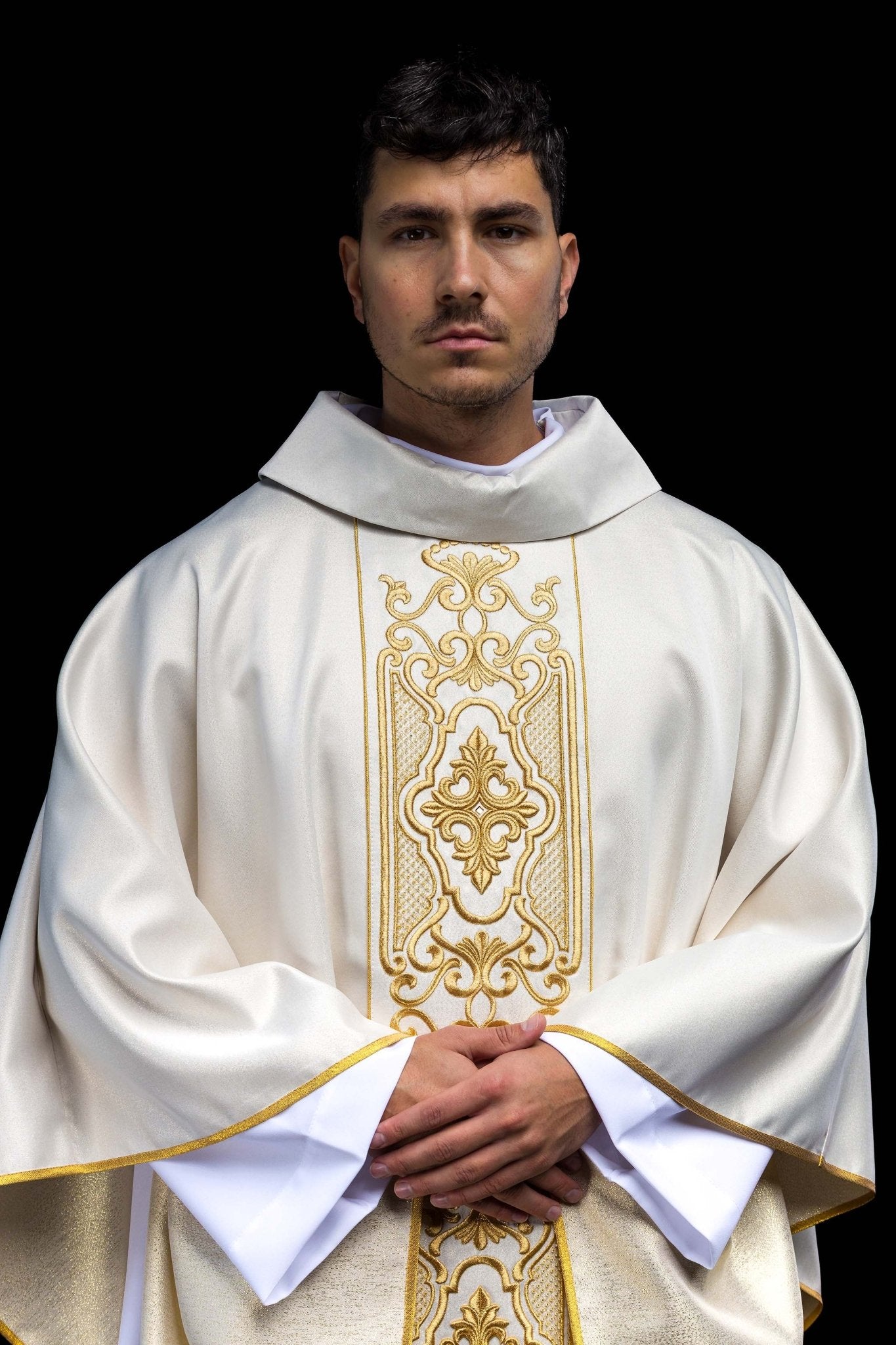 Chasuble made of shiny fabric with rich gold embroidery at the waist LE/7021/05 - CHASUBLES.COM