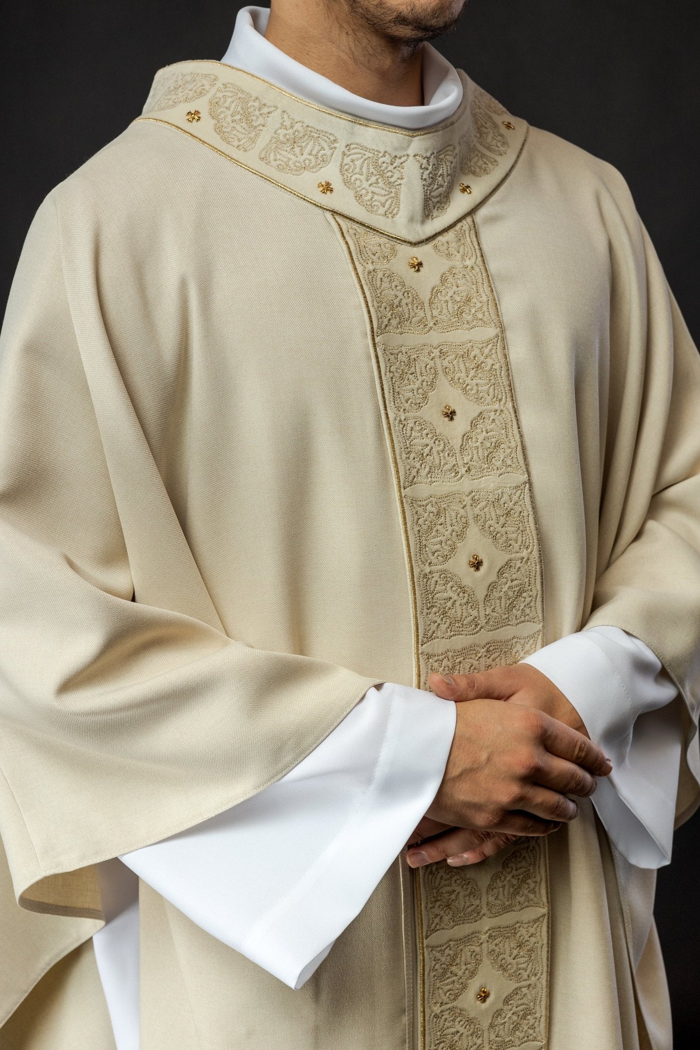 Chasuble made of velvet texture in ivory S - 7057 - 05 - 70 - HAFTINAUSA.COM