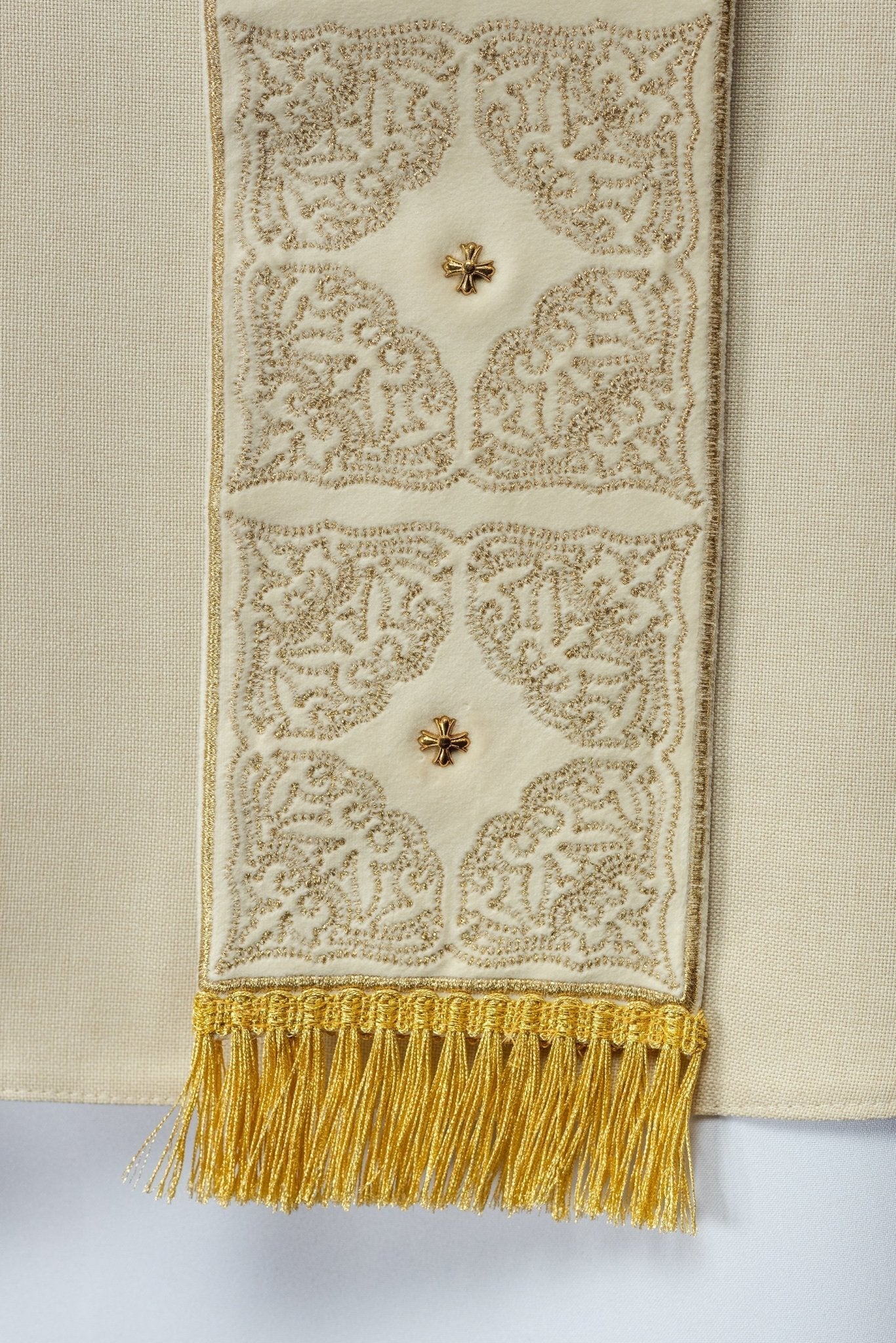 Chasuble made of velvet texture in ivory S - 7057 - 05 - 70 - HAFTINAUSA.COM