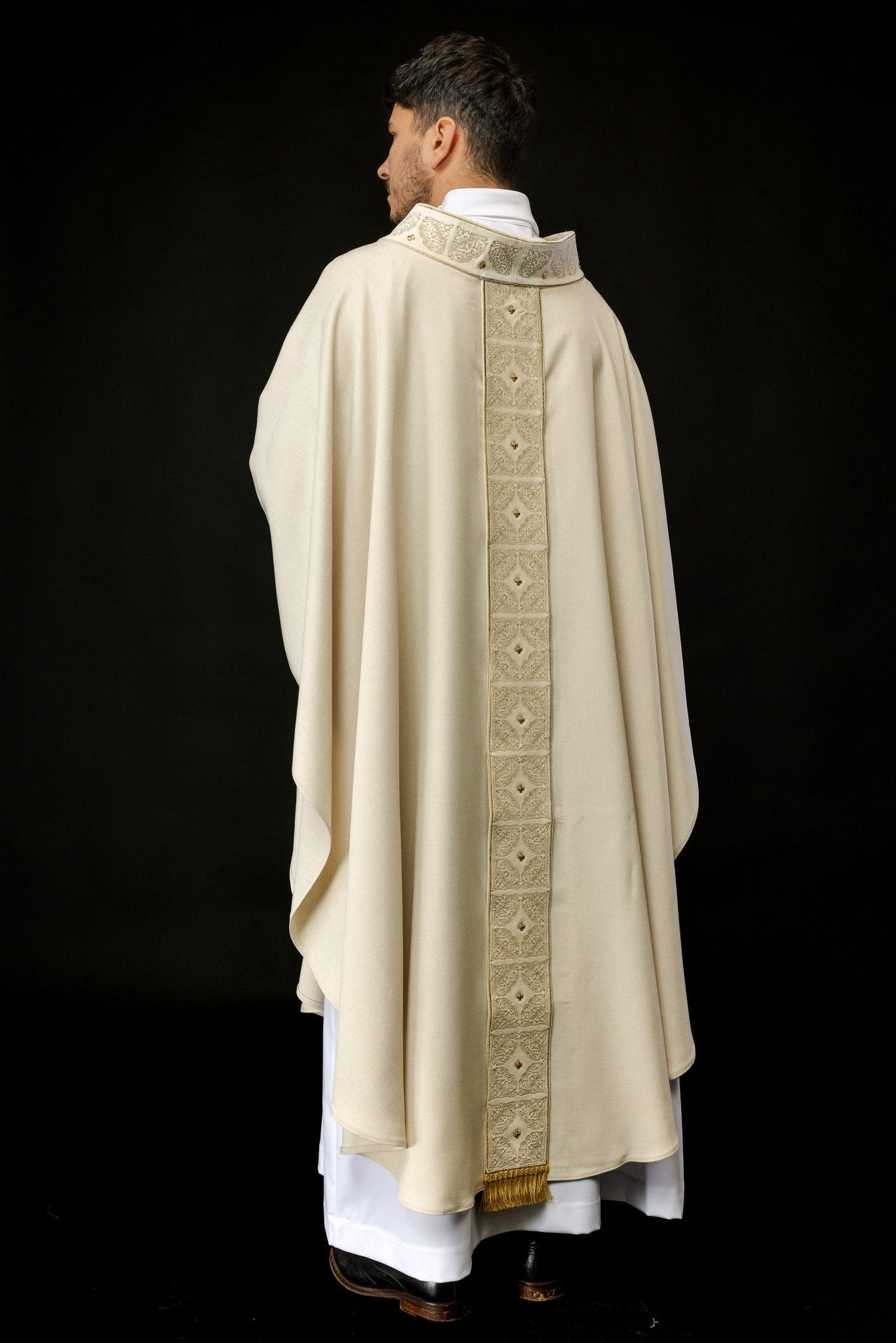 Chasuble made of velvet texture in ivory S - 7057 - 05 - 70 - HAFTINAUSA.COM