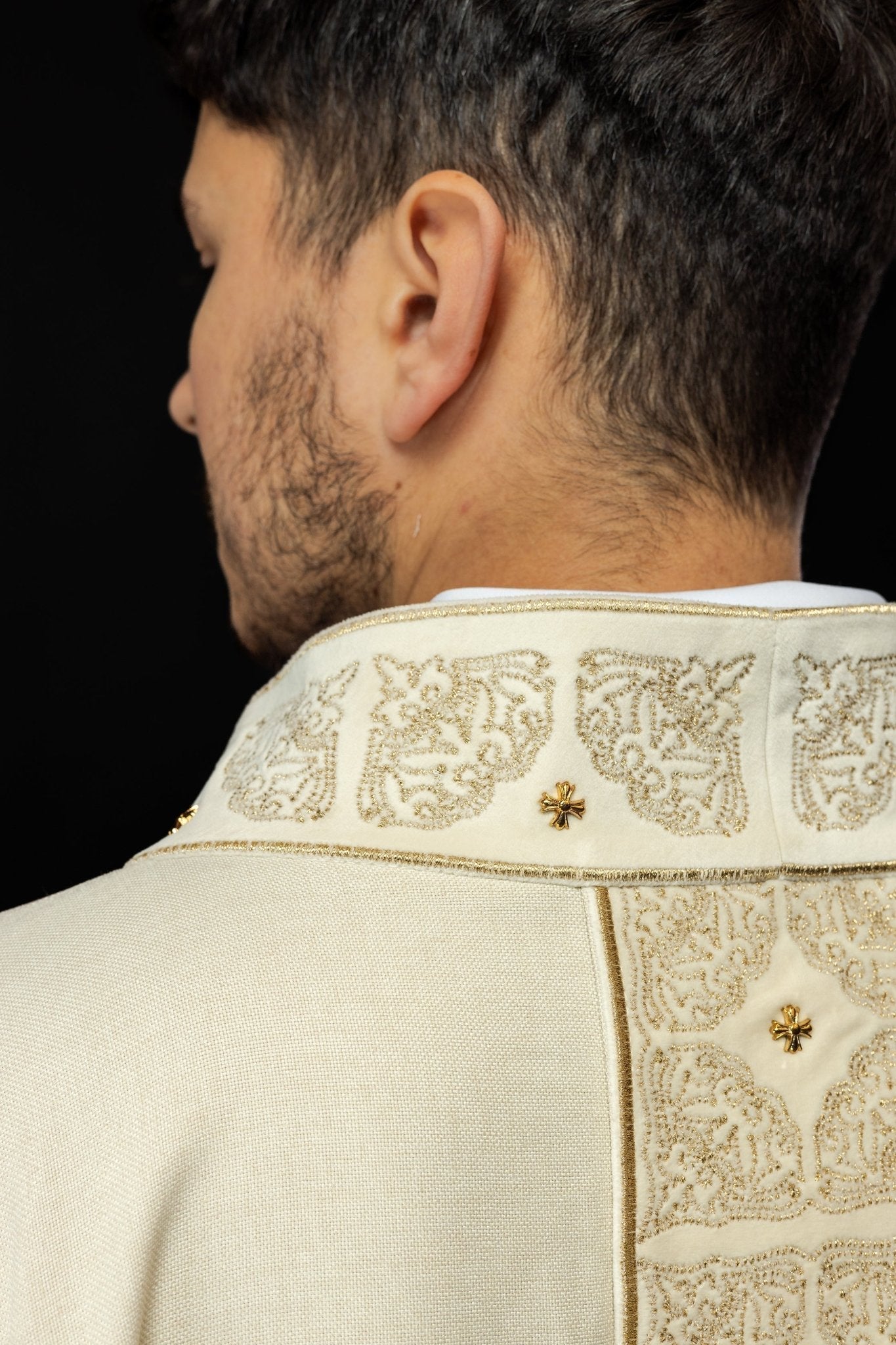 Chasuble made of velvet texture in ivory S - 7057 - 05 - 70 - HAFTINAUSA.COM