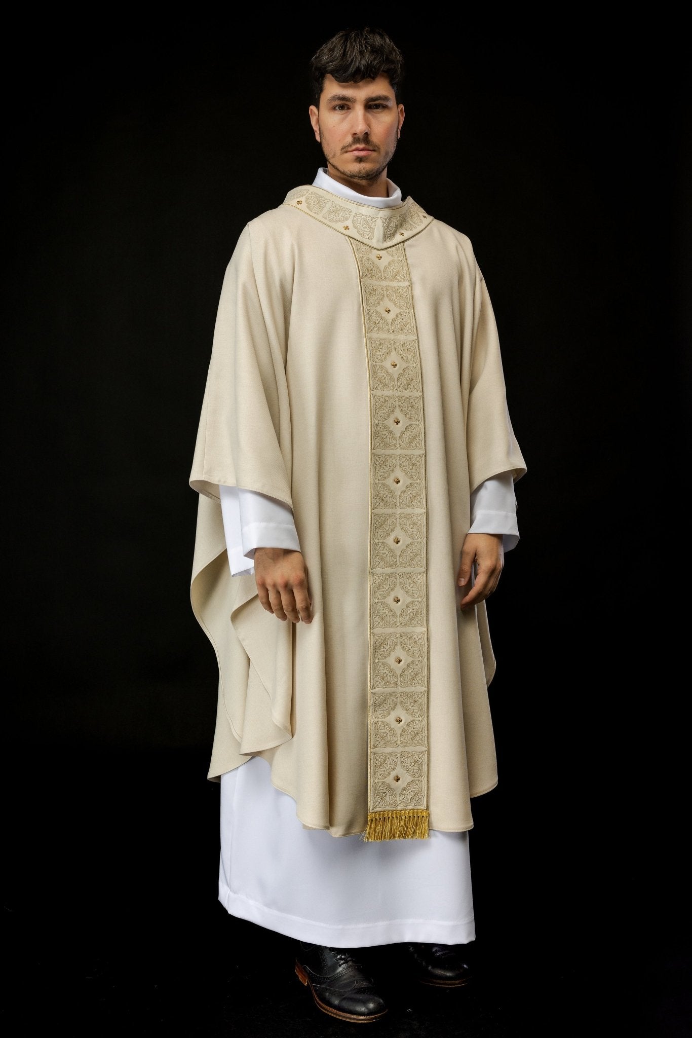Chasuble made of velvet texture in ivory S - 7057 - 05 - 70 - HAFTINAUSA.COM