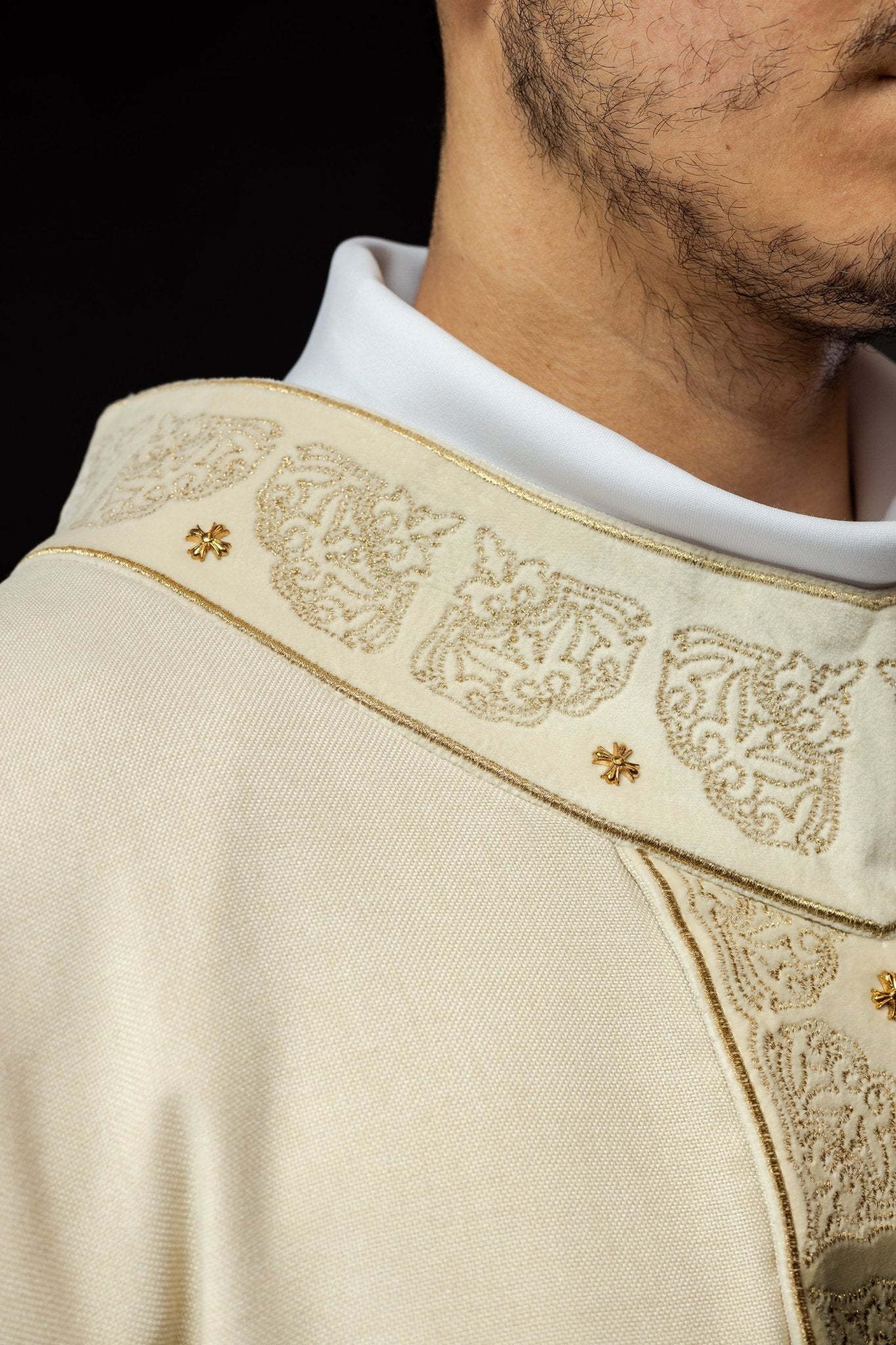 Chasuble made of velvet texture in ivory S - 7057 - 05 - 70 - HAFTINAUSA.COM