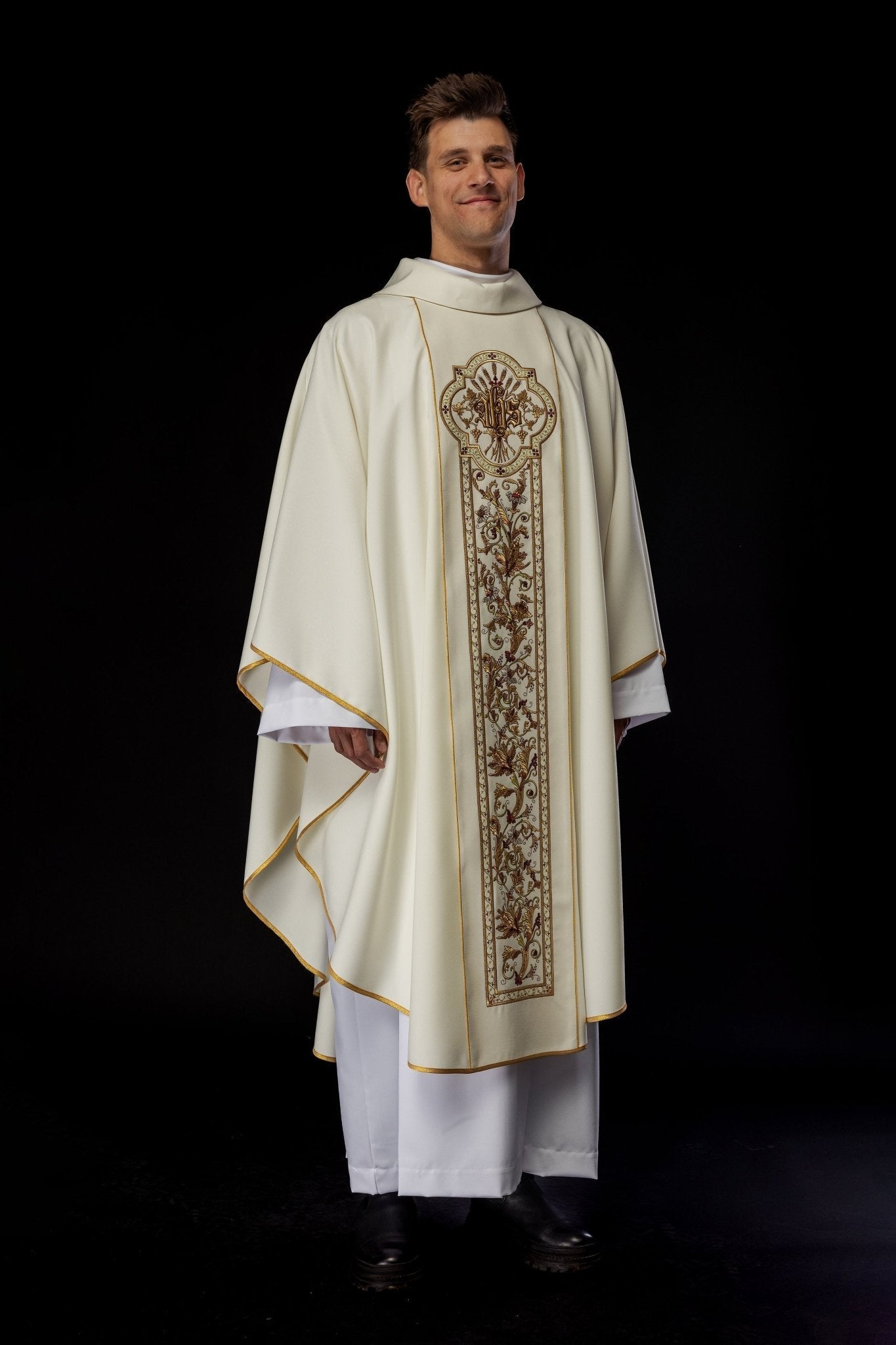 Chasuble richly adorned with IHS motif in ecru KOR/056/05/01 ECRU - HAFTINAUSA.COM