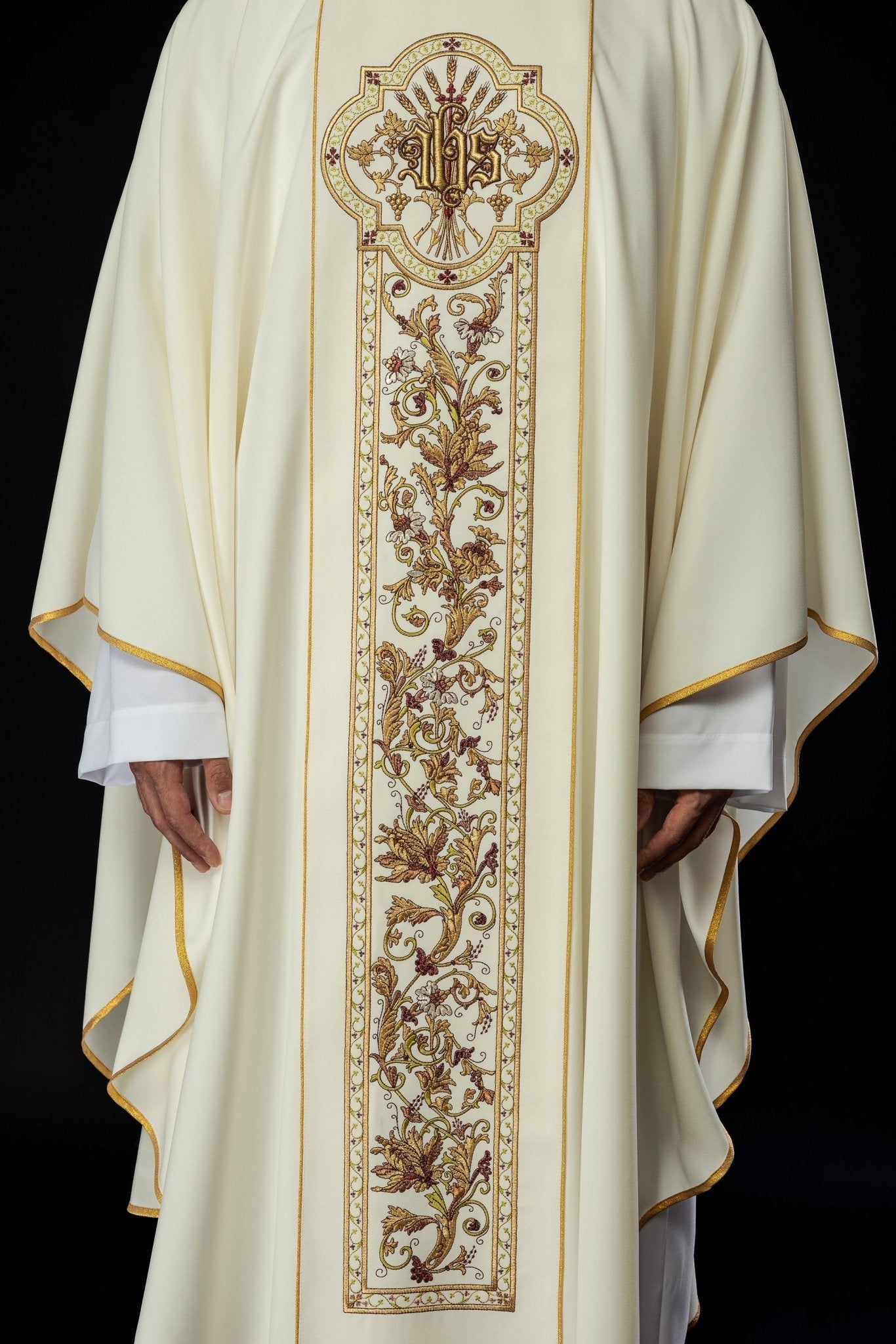 Chasuble richly adorned with IHS motif in ecru KOR/056/05/01 ECRU - HAFTINAUSA.COM