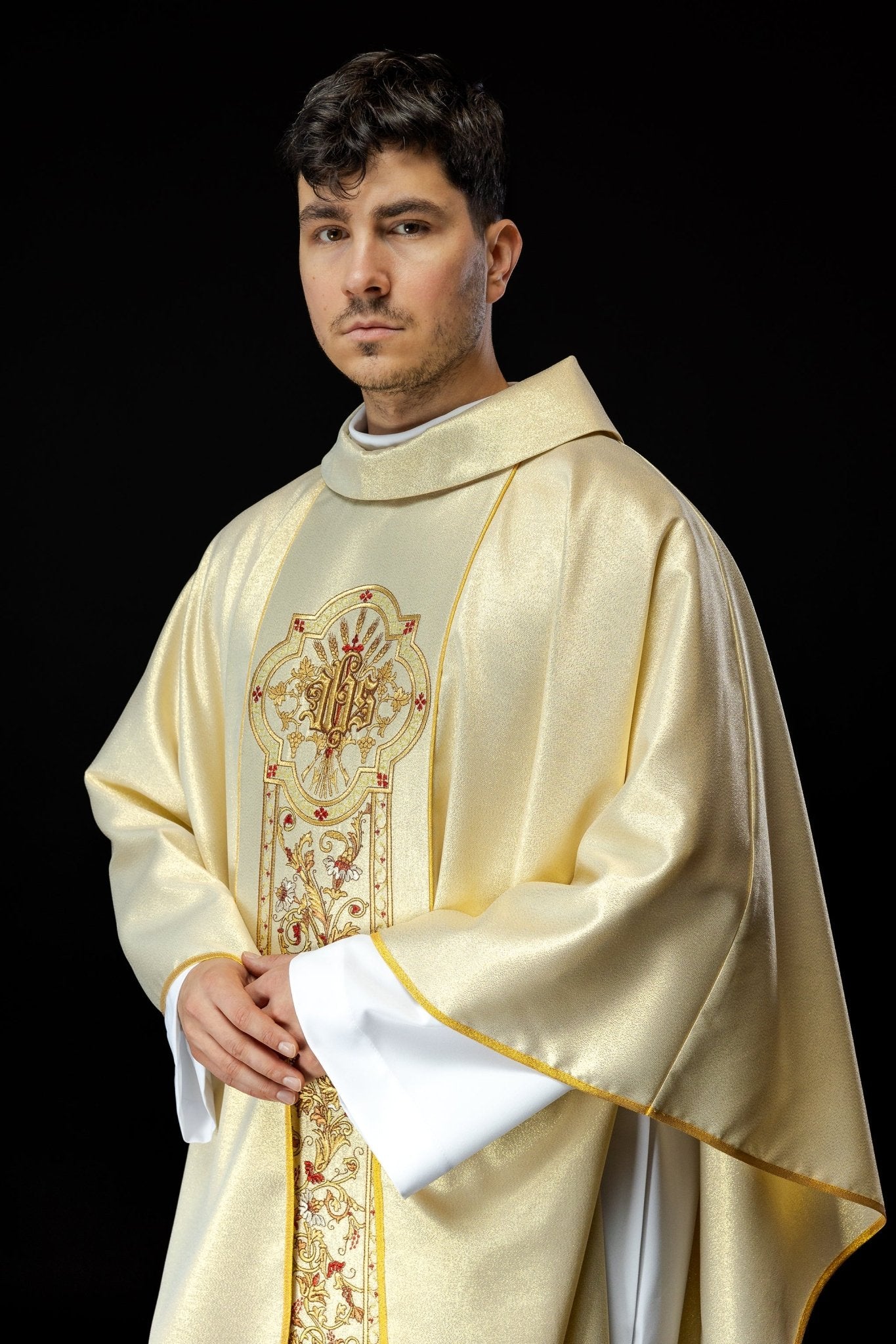 Chasuble richly decorated with IHS motif in gold color KOR/056/10/37 ZŁOTO - HAFTINAUSA.COM