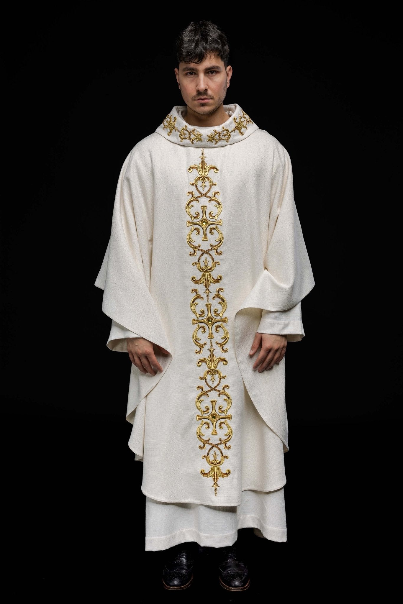 Chasuble richly embroidered, adorned with gemstones LE/7014/05 - HAFTINAUSA.COM