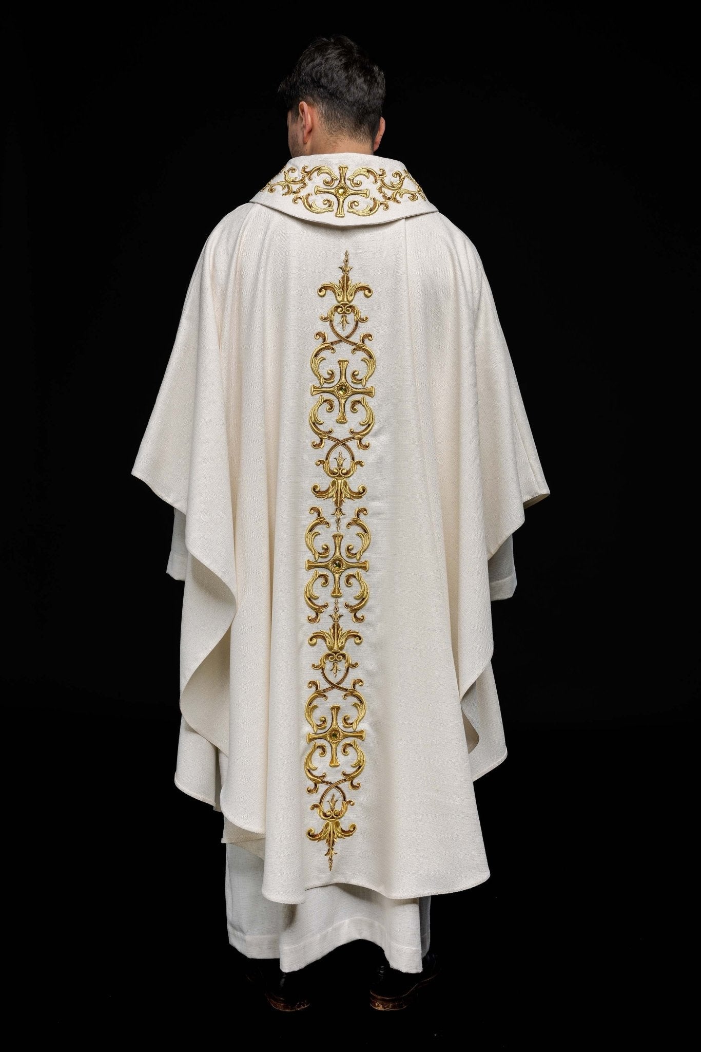 Chasuble richly embroidered, adorned with gemstones LE/7014/05 - HAFTINAUSA.COM