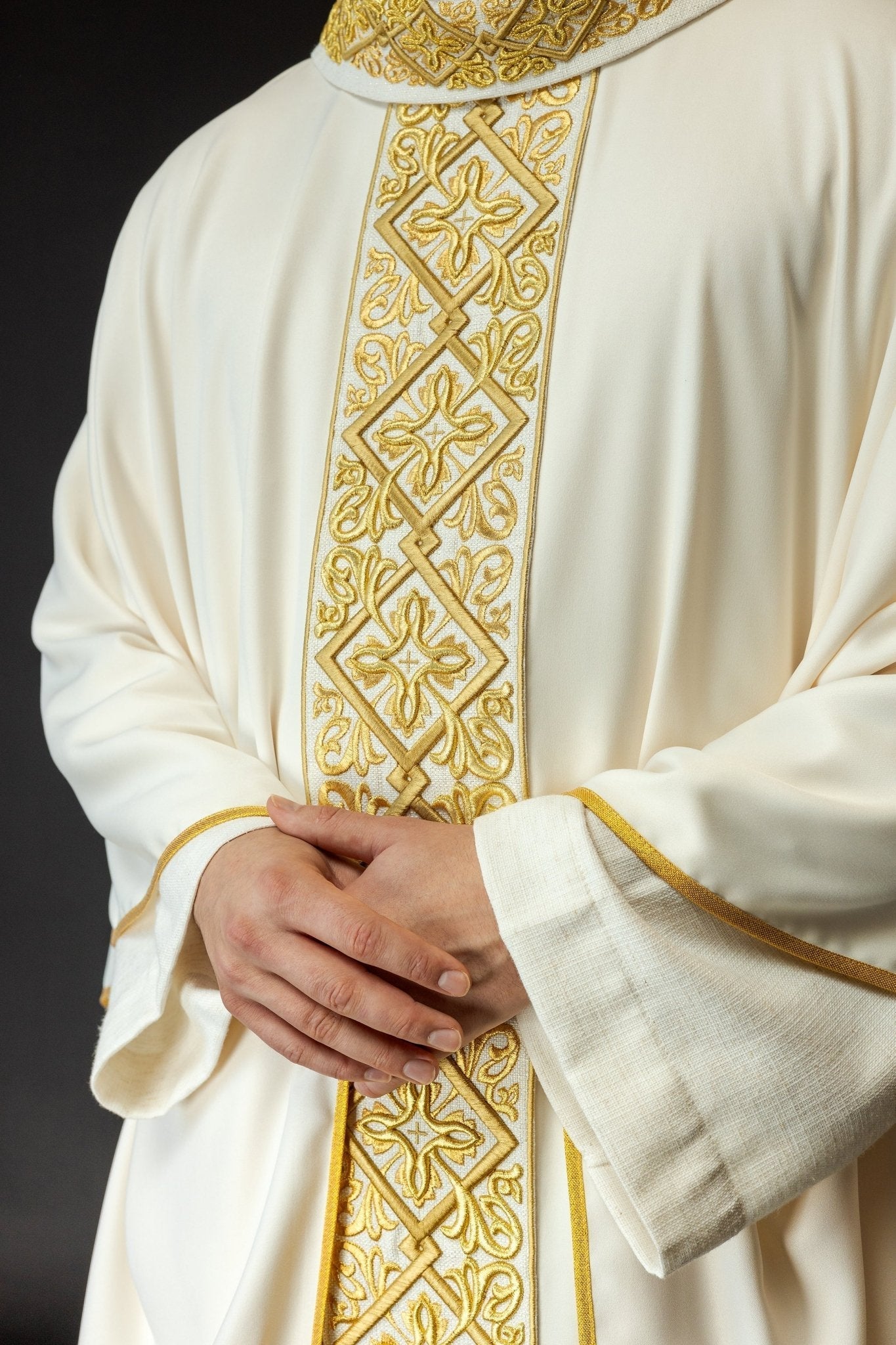 Chasuble richly embroidered floral motif with crosses Ecru LE/7027/05 - HAFTINAUSA.COM