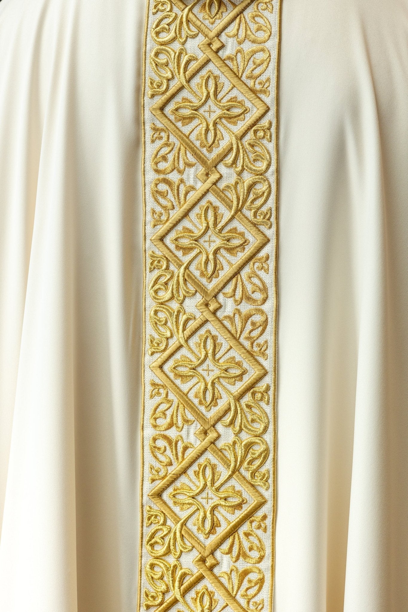 Chasuble richly embroidered floral motif with crosses Ecru LE/7027/05 - HAFTINAUSA.COM