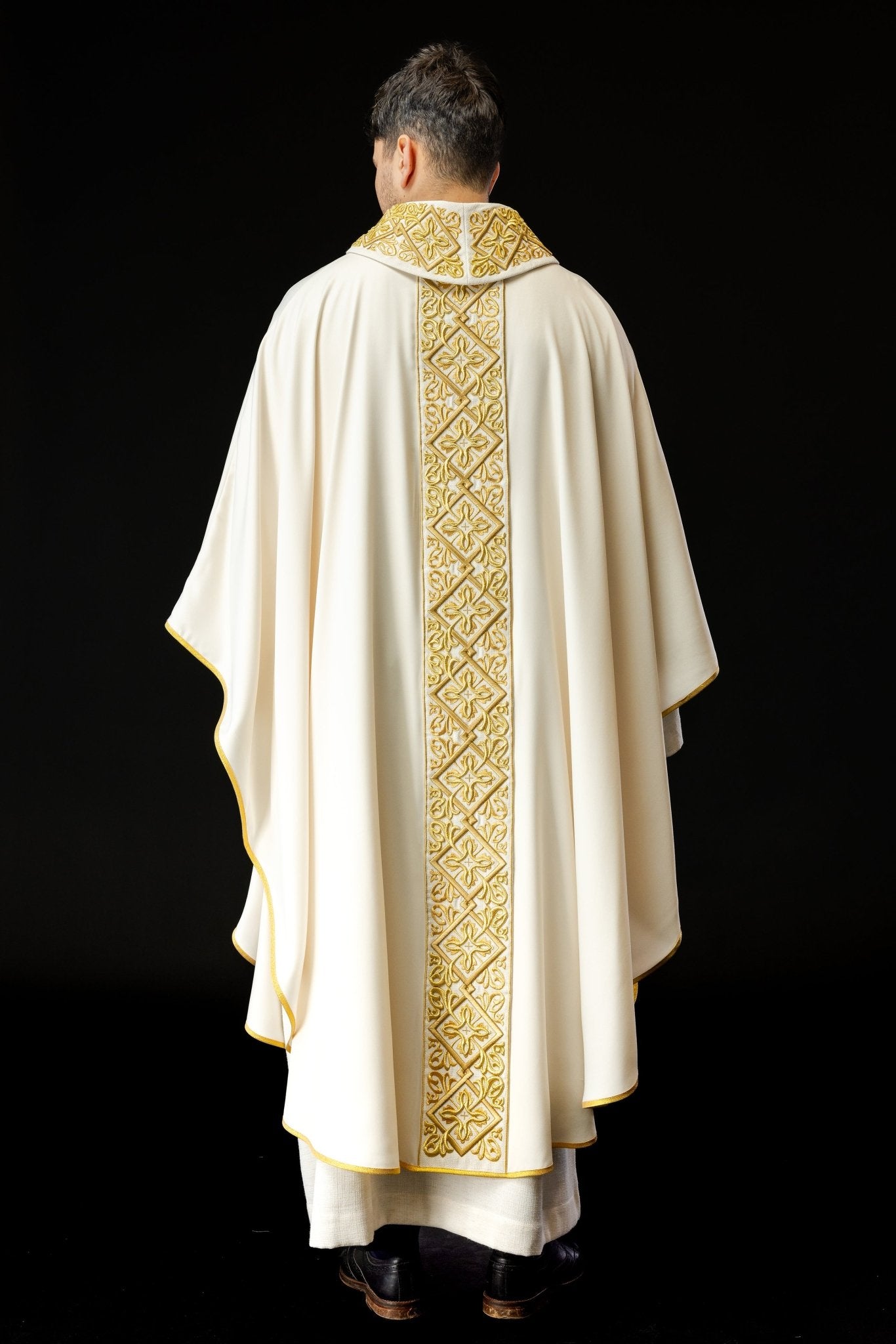 Chasuble richly embroidered floral motif with crosses Ecru LE/7027/05 - HAFTINAUSA.COM