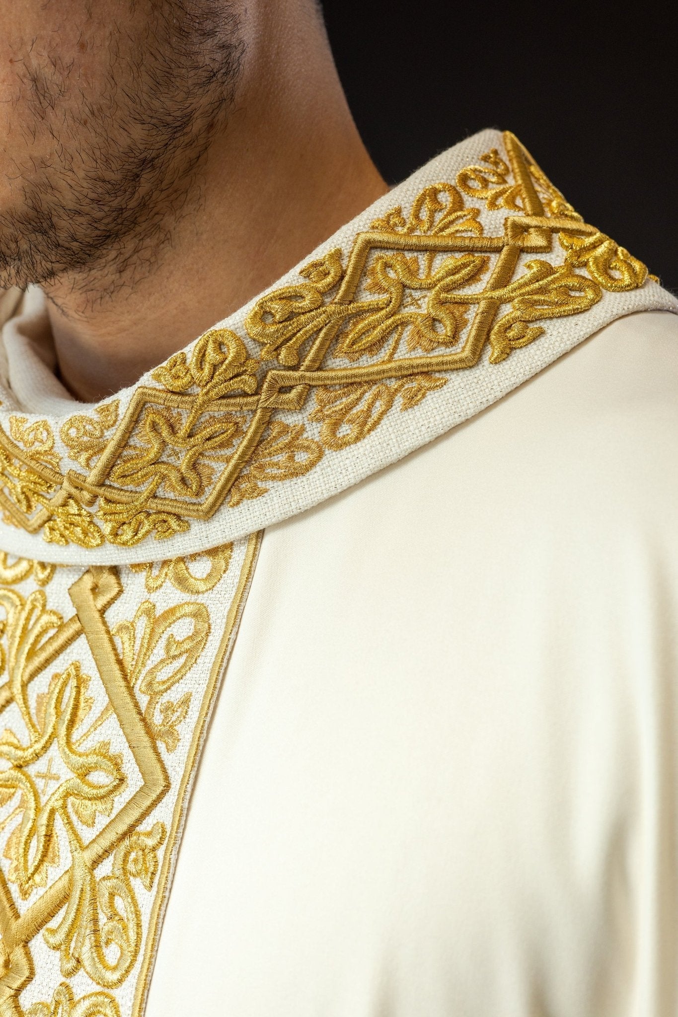 Chasuble richly embroidered floral motif with crosses Ecru LE/7027/05 - HAFTINAUSA.COM