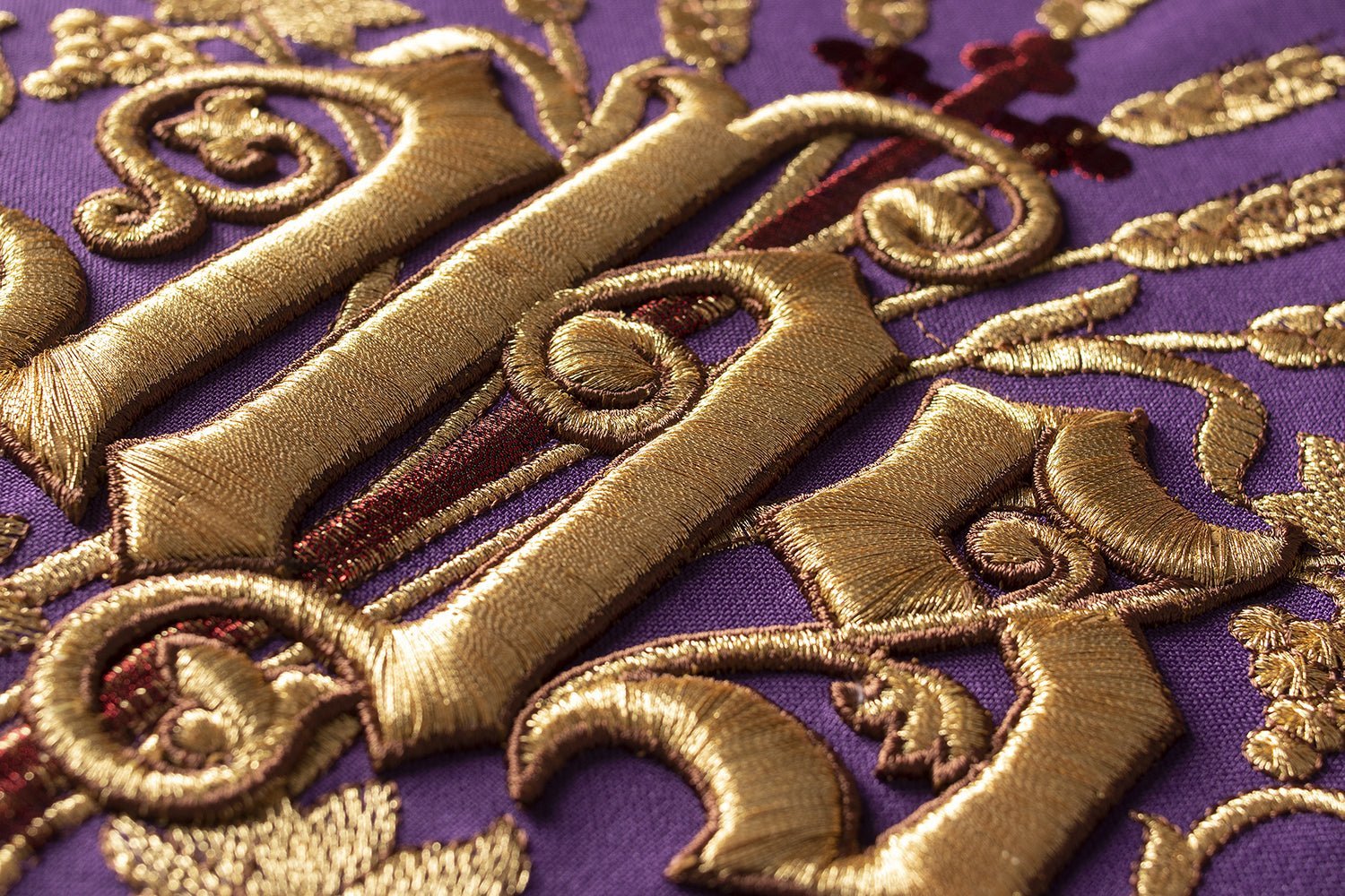 Chasuble richly embroidered with the symbol IHS in Purple KOR/056/03/01 FIOLET - HAFTINAUSA.COM