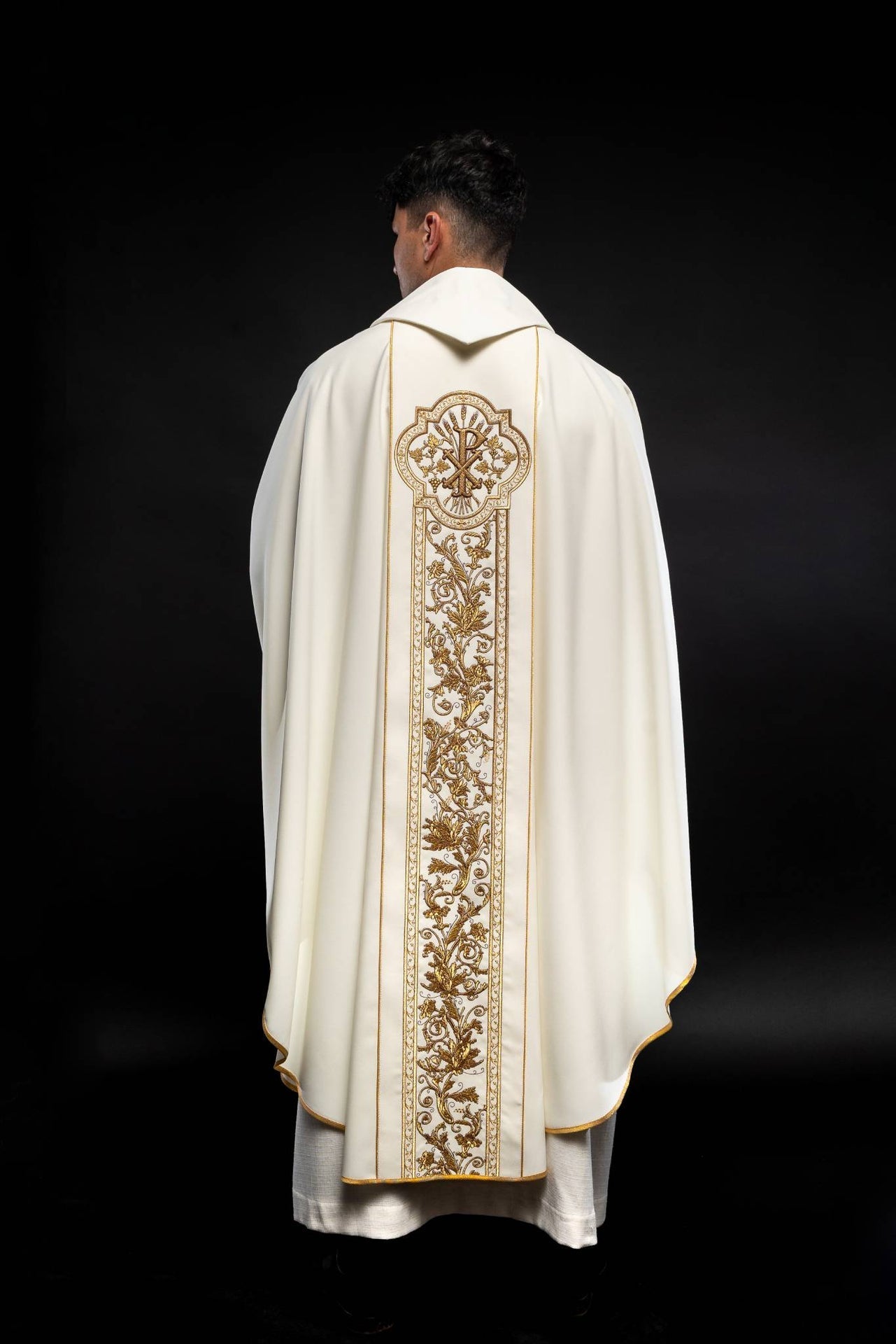 Chasuble richly embroidered with the symbol of the Sacred Heart of Jesus in ecru KOR/109/05/01 ECRU - CHASUBLES.COM