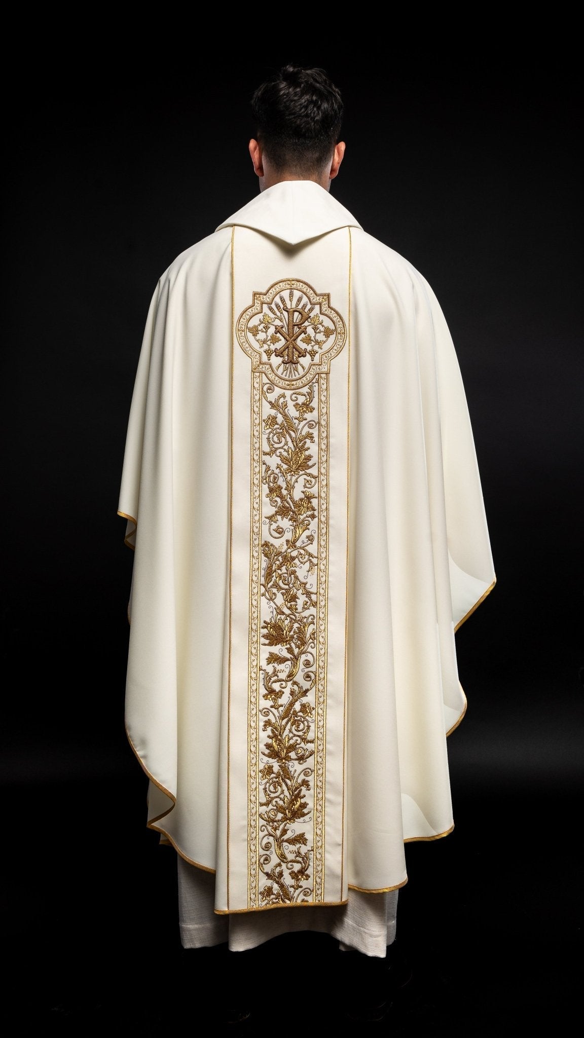 Chasuble richly embroidered with the symbol of the Sacred Heart of Jesus in ecru KOR/109/05/01 ECRU - HAFTINAUSA.COM
