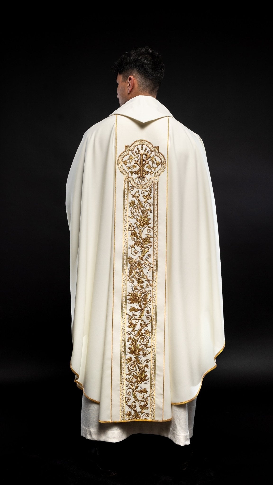 Chasuble richly embroidered with the symbol of the Sacred Heart of Jesus in ecru KOR/109/05/01 ECRU - HAFTINAUSA.COM