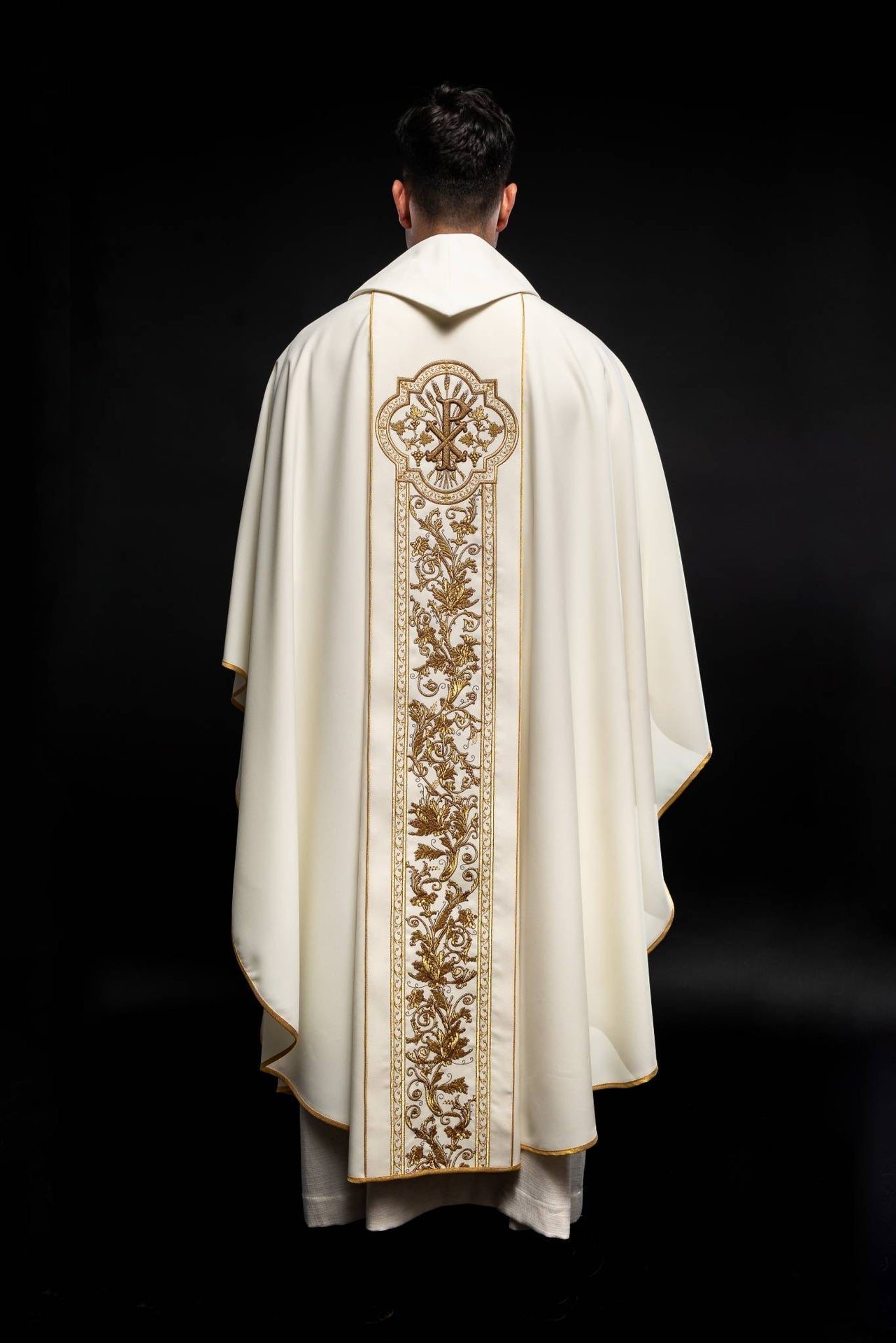 Chasuble richly embroidered with the symbol of the Sacred Heart of Jesus in ecru KOR/109/05/01 ECRU - CHASUBLES.COM