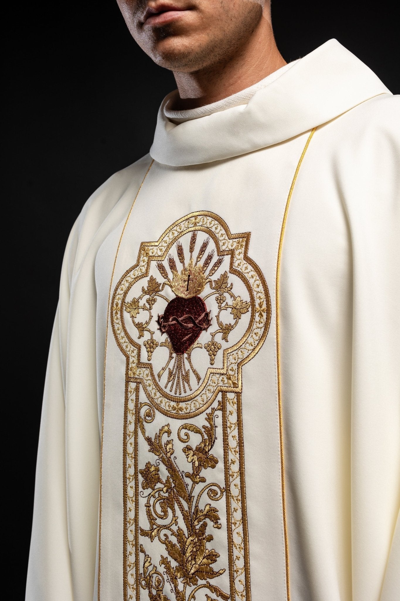 Chasuble richly embroidered with the symbol of the Sacred Heart of Jesus in ecru KOR/109/05/01 ECRU - HAFTINAUSA.COM