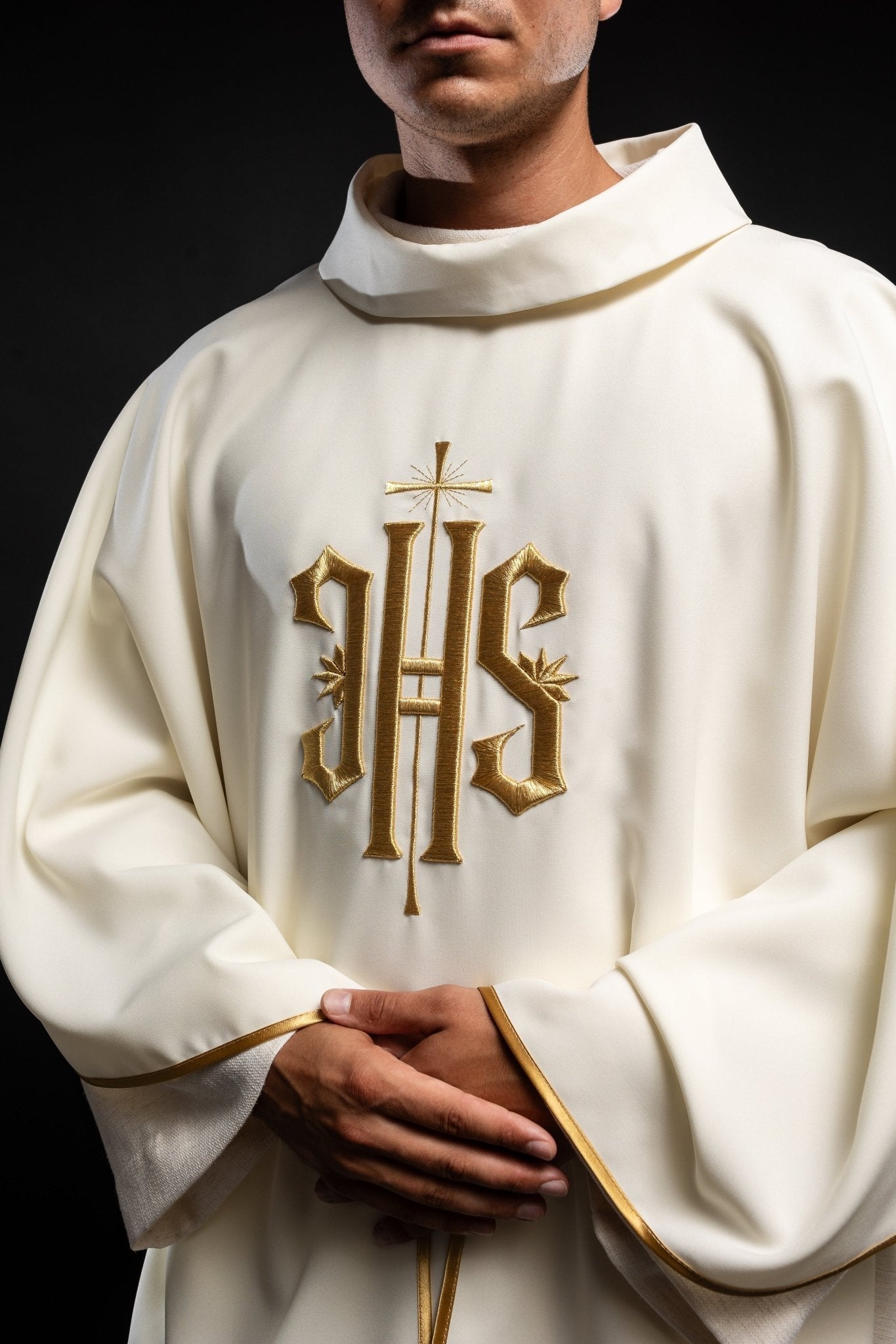 Chasuble with 3D embroidery IHS symbol KOR/010/05/12 ECRU - HAFTINAUSA.COM