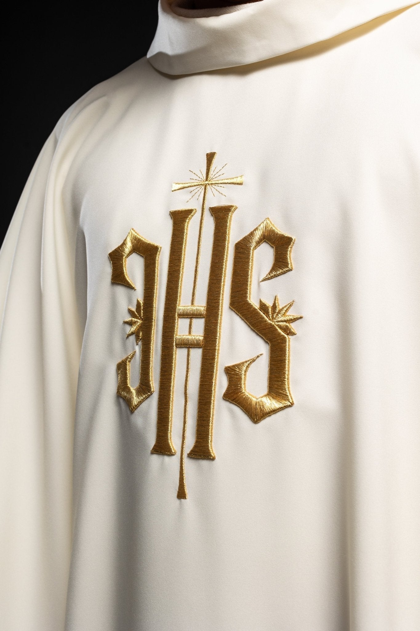 Chasuble with 3D embroidery IHS symbol KOR/010/05/12 ECRU - HAFTINAUSA.COM