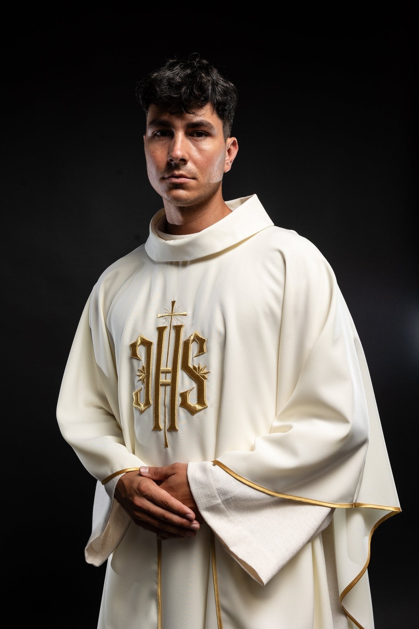 Chasuble with 3D embroidery IHS symbol KOR/010/05/12 ECRU - HAFTINAUSA.COM