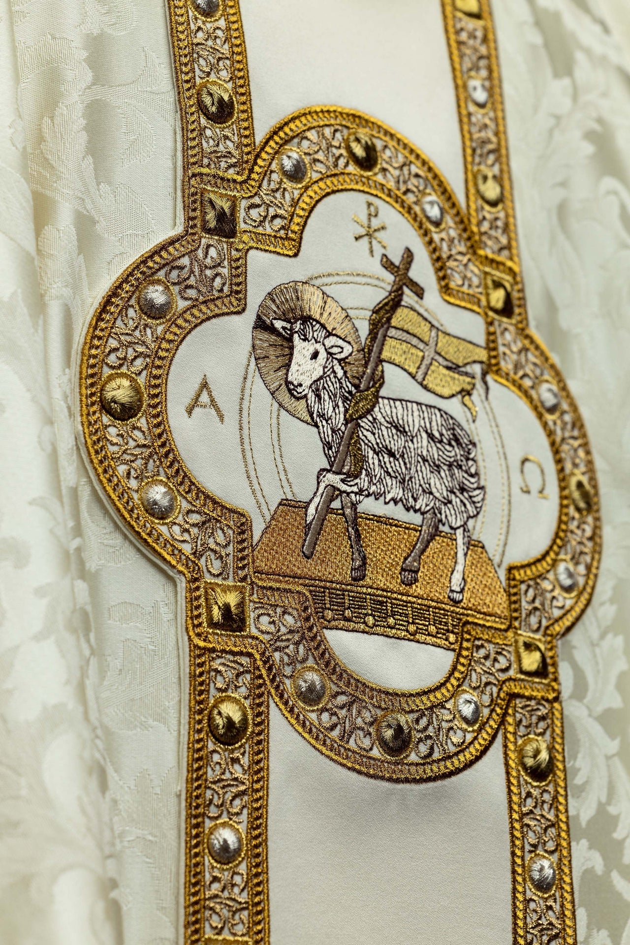 Chasuble with cincture and embroidered Easter Lamb on jacquard fabric S-7172-05-88 - CHASUBLES.COM