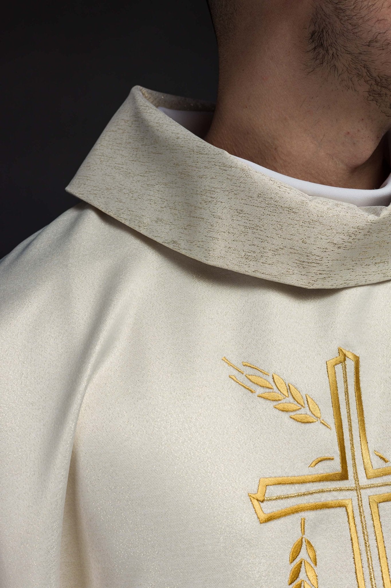 Chasuble with cross and ear motif in ecru color S - 7052 - 05 - 54 - HAFTINAUSA.COM