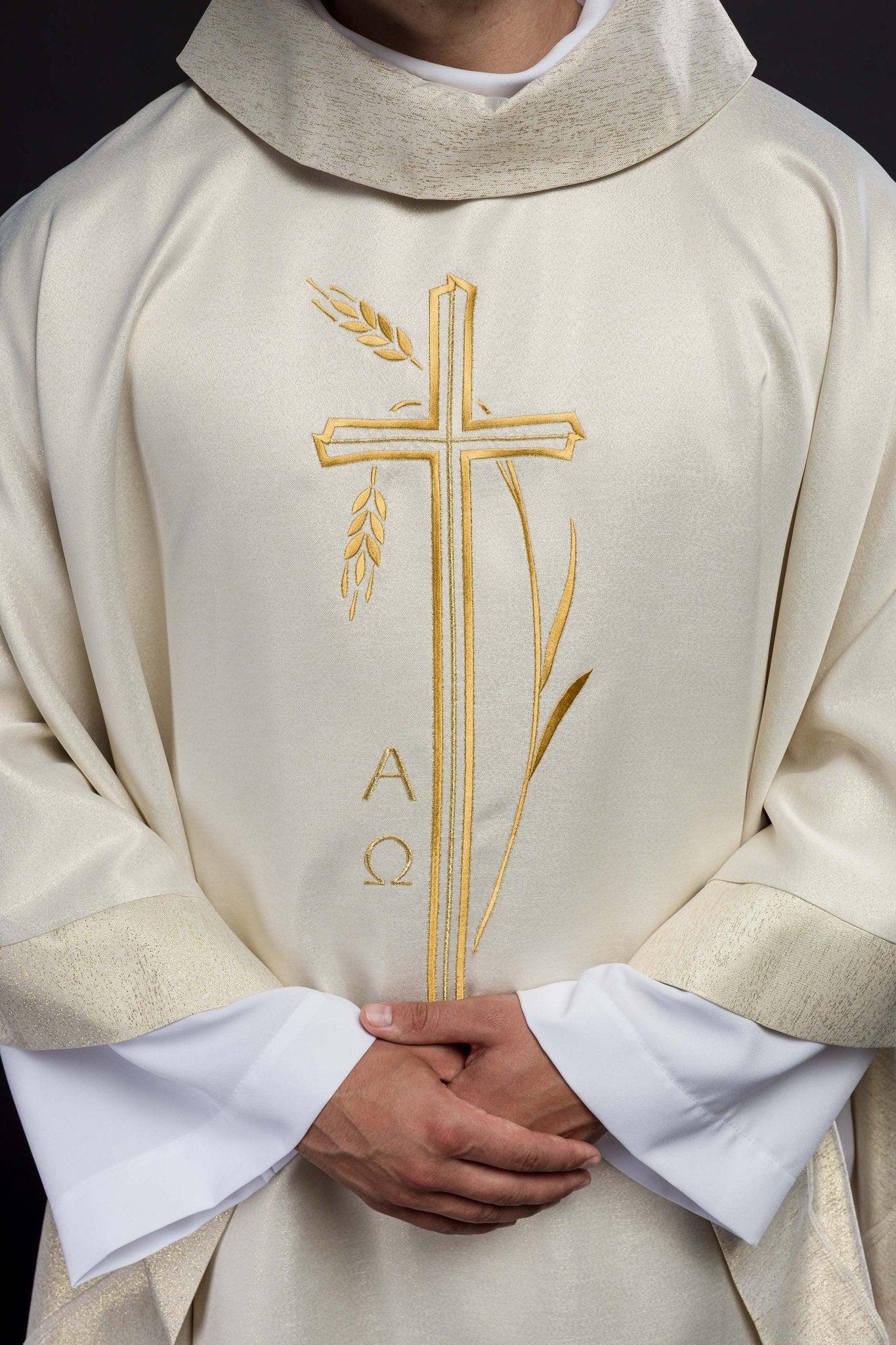 Chasuble with cross and ear motif in ecru color S - 7052 - 05 - 54 - HAFTINAUSA.COM