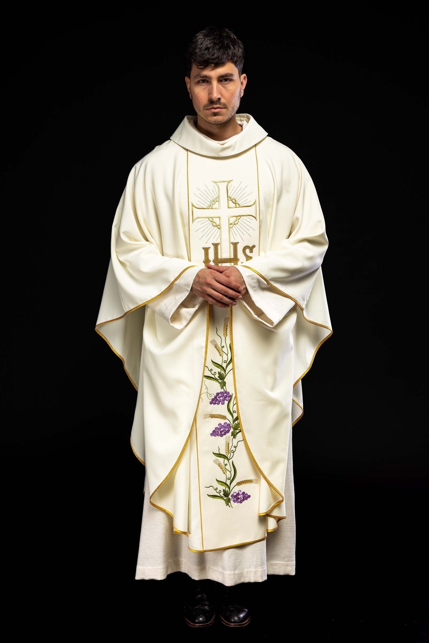 Chasuble with cross symbol and grapes in ecru KOR/214/05/01 ECRU - HAFTINAUSA.COM