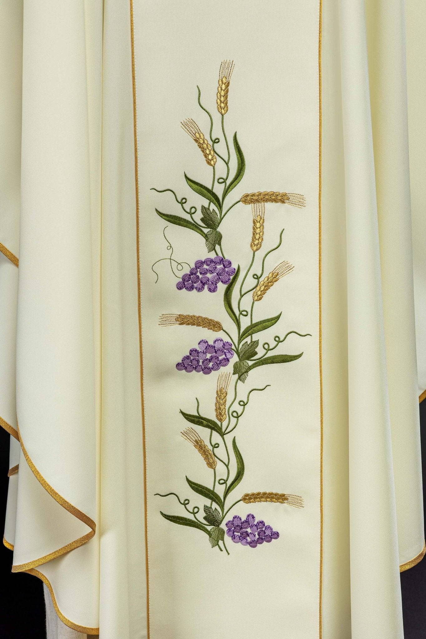 Chasuble with cross symbol and grapes in ecru KOR/214/05/01 ECRU - HAFTINAUSA.COM