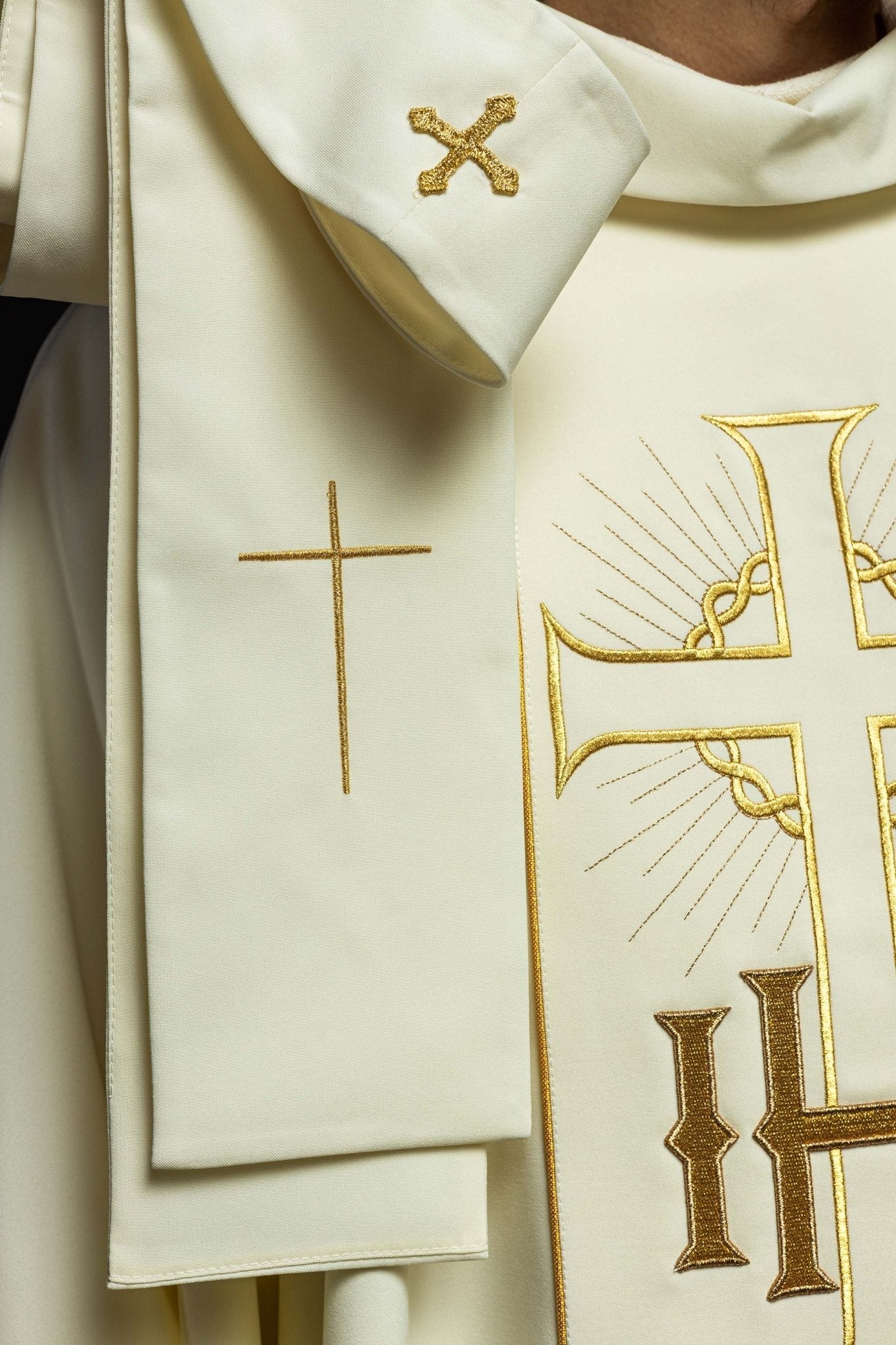 Chasuble with cross symbol and grapes in ecru KOR/214/05/01 ECRU - HAFTINAUSA.COM