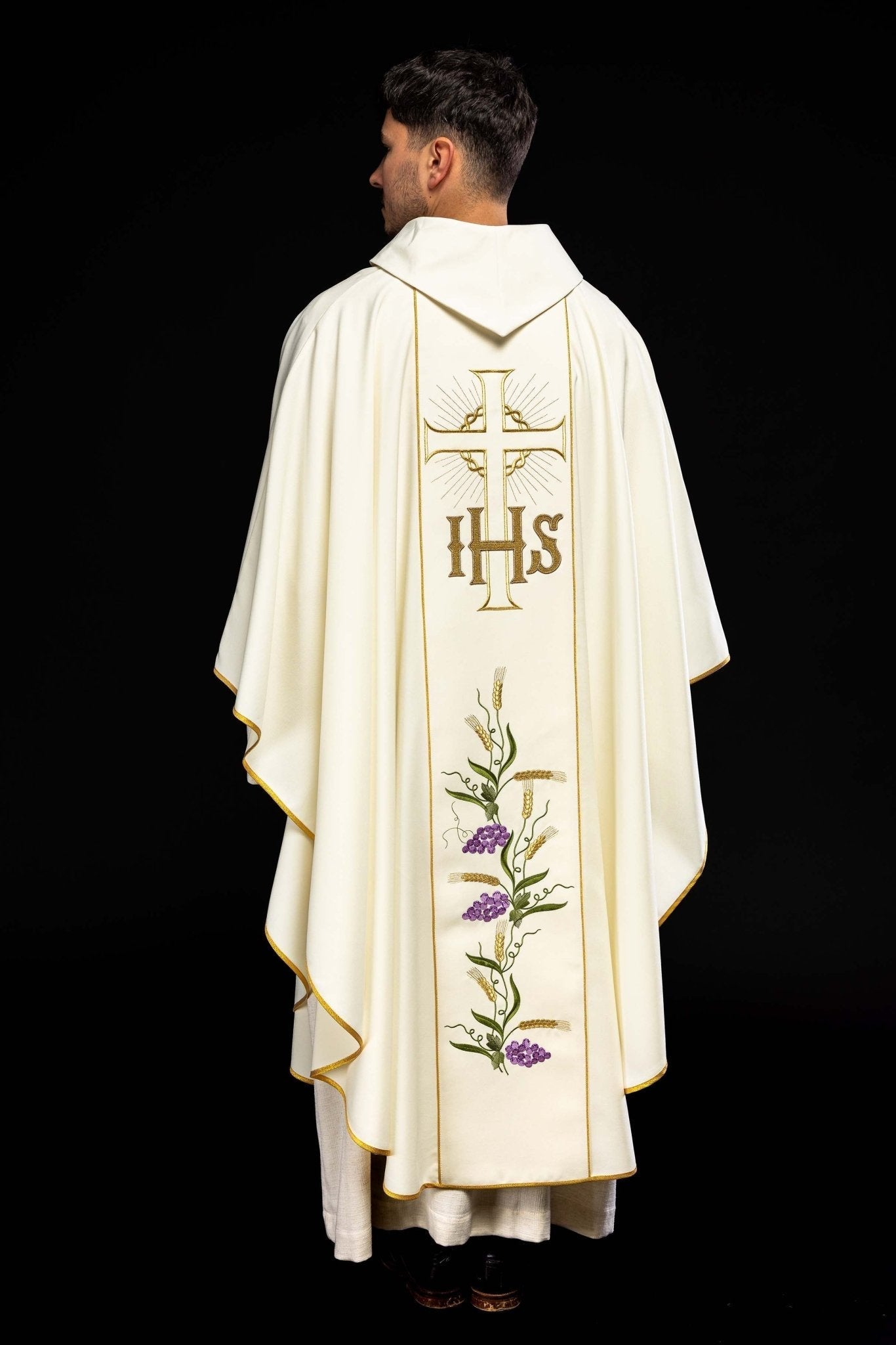 Chasuble with cross symbol and grapes in ecru KOR/214/05/01 ECRU - HAFTINAUSA.COM