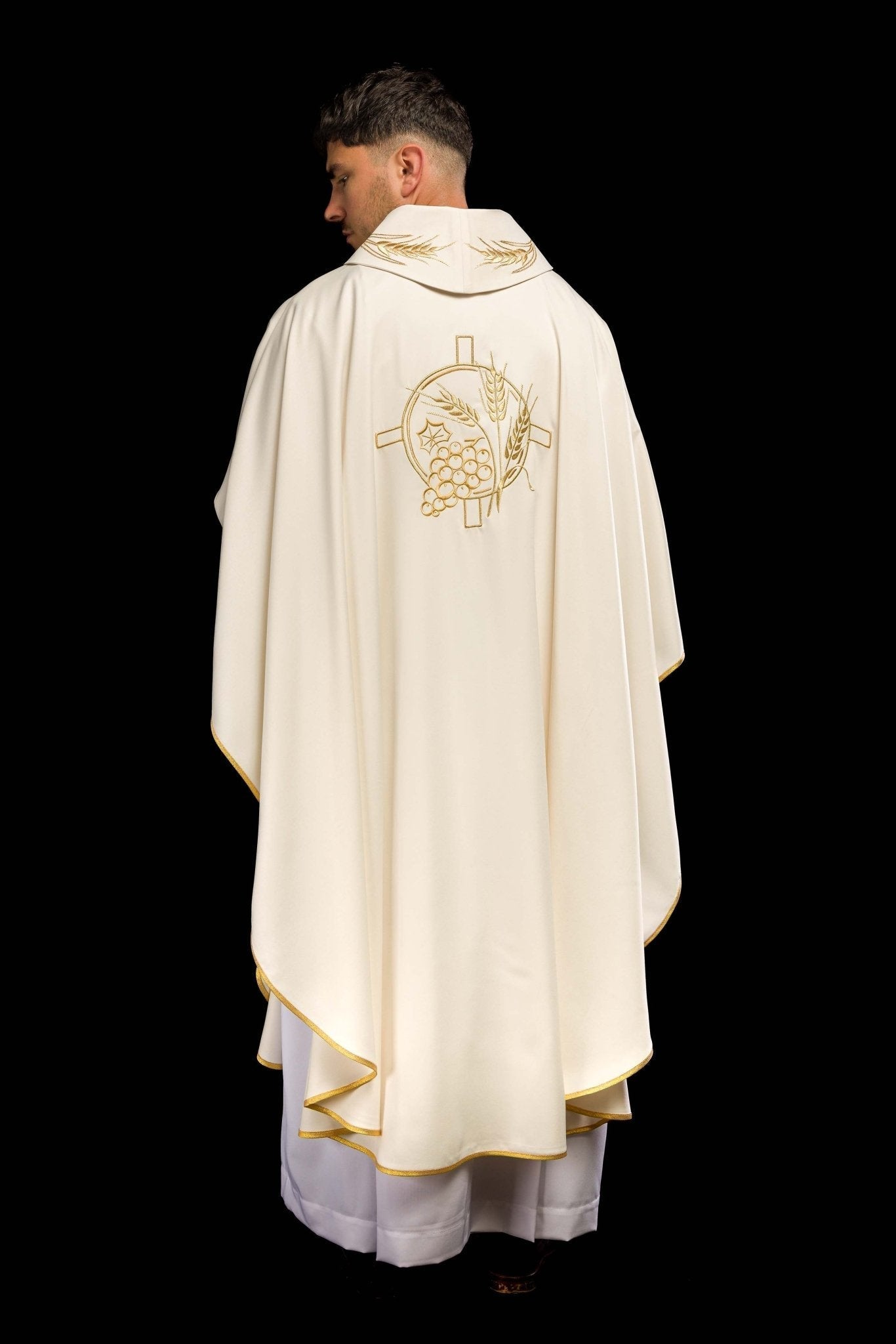 Chasuble with embroidered cross and ear motifs in ecru color S - 7054 - 05 - 53 - HAFTINAUSA.COM