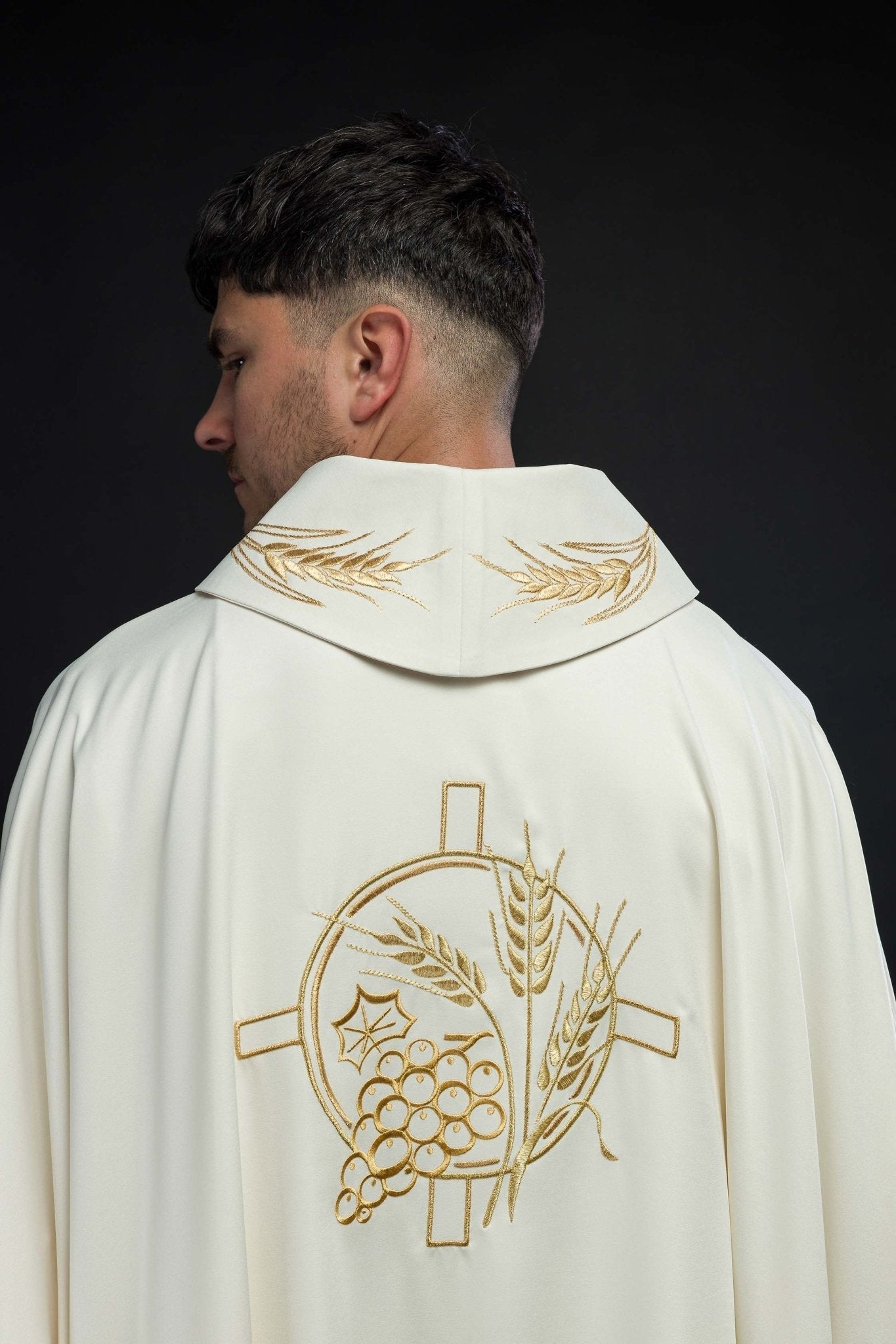 Chasuble with embroidered cross and ear motifs in ecru color S - 7054 - 05 - 53 - HAFTINAUSA.COM