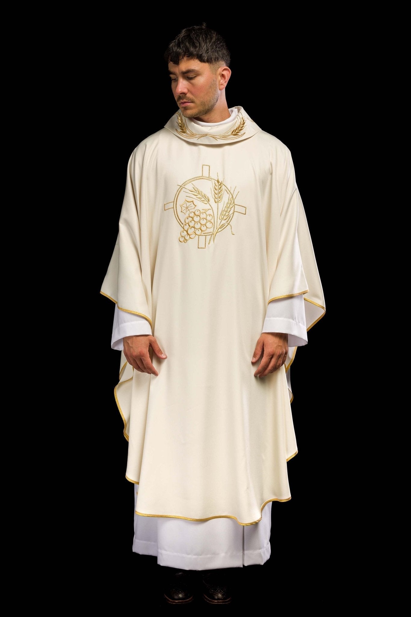 Chasuble with embroidered cross and ear motifs in ecru color S - 7054 - 05 - 53 - HAFTINAUSA.COM